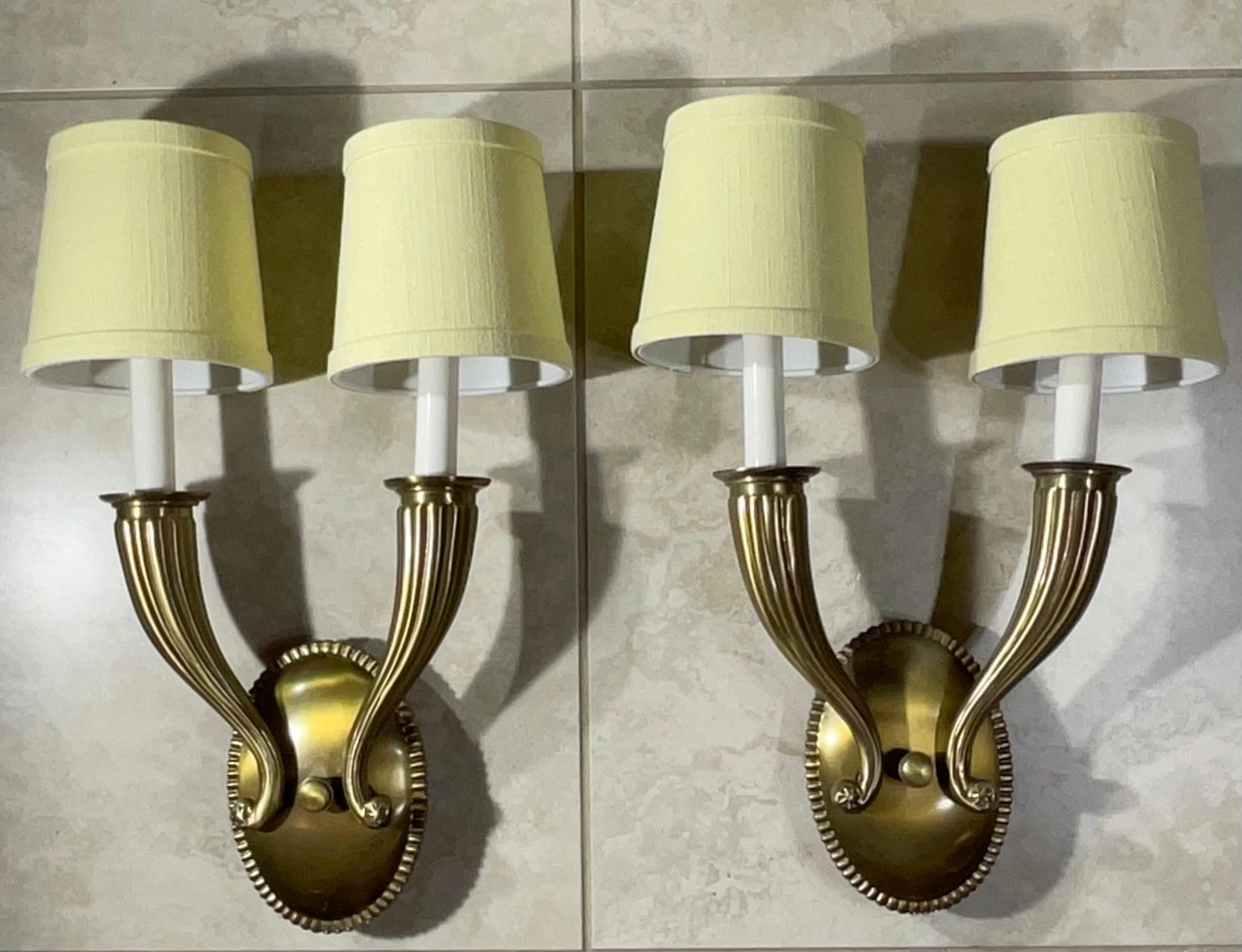 
Entra in un mondo di classico glamour hollywoodiano con questa splendida coppia di applique in ottone massiccio. Non si tratta di semplici apparecchi di illuminazione, ma di un pezzo unico che emana raffinatezza e fascino vintage e che eleva