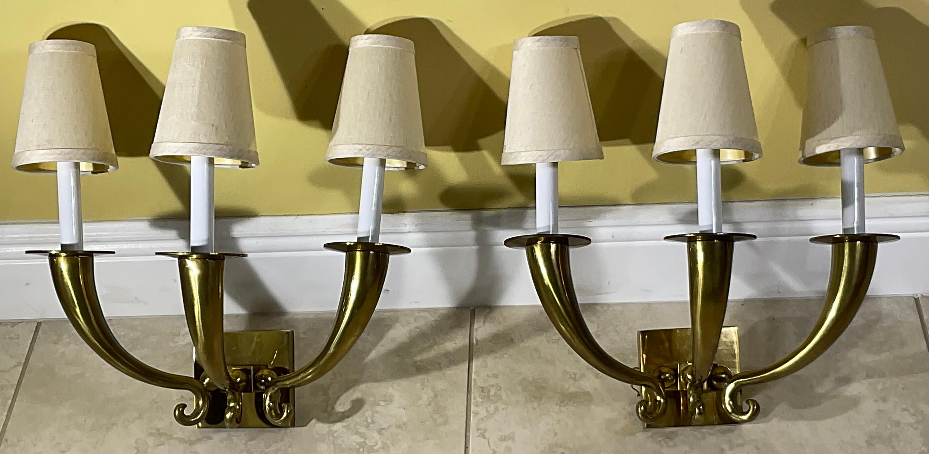 Elegante Pareja de Apliques de Latón Macizo, Estilo Hollywood Regency Vintage Estadounidense en venta