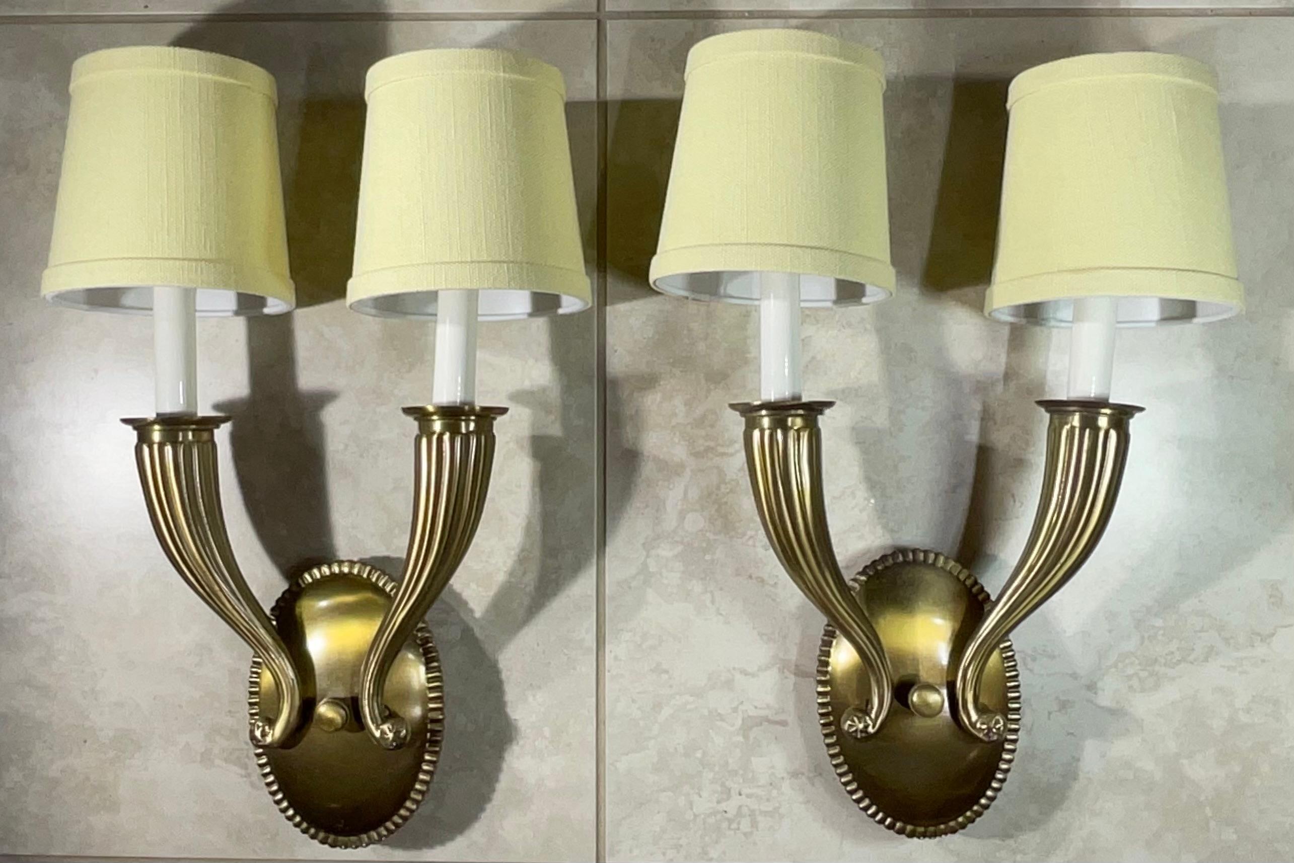 Fatto a mano Elegante coppia di lampade da parete in ottone massiccio, stile vintage Hollywood Regency in vendita