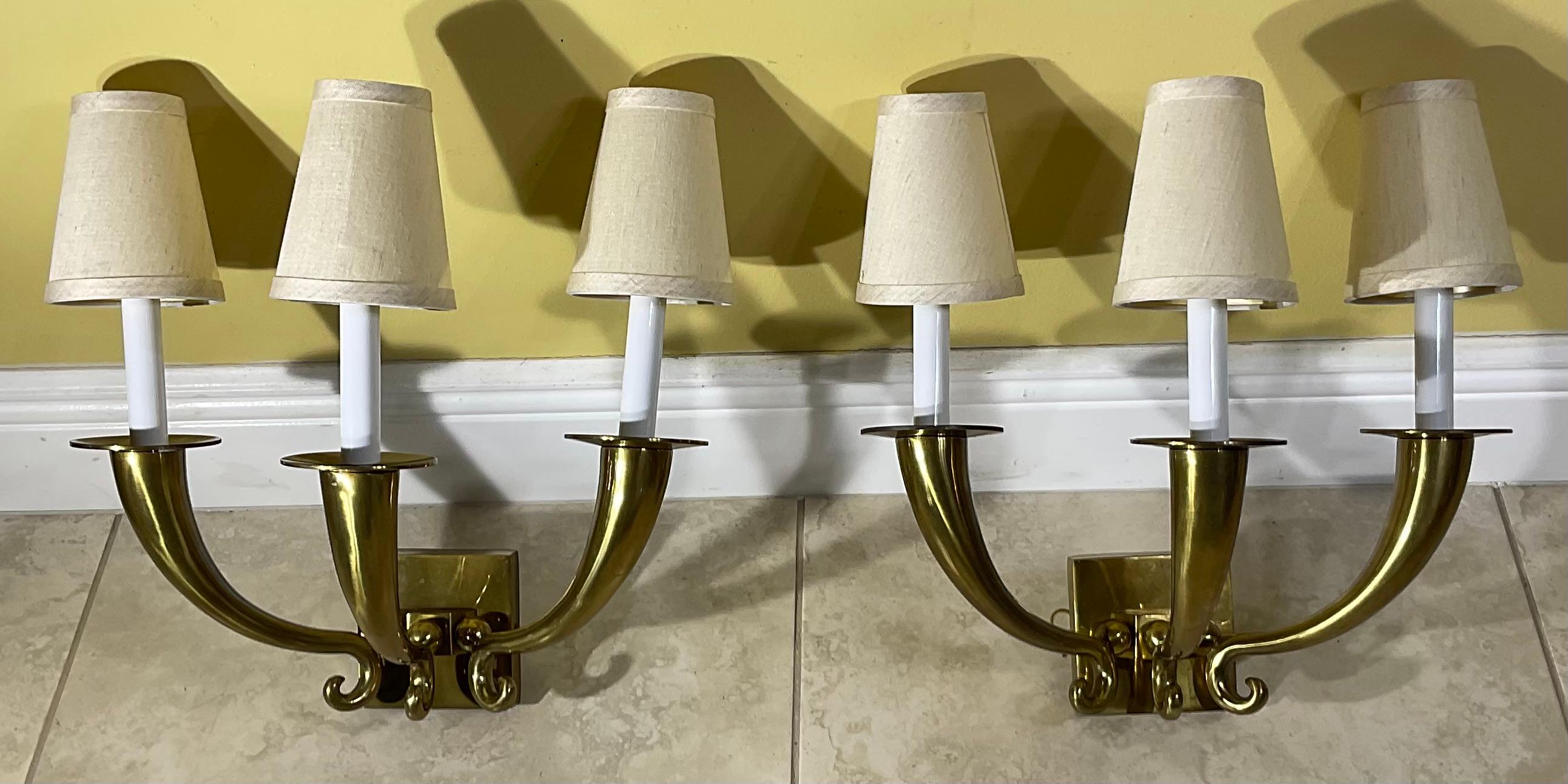 Elegante Pareja de Apliques de Latón Macizo, Estilo Hollywood Regency Vintage Hecho a mano en venta