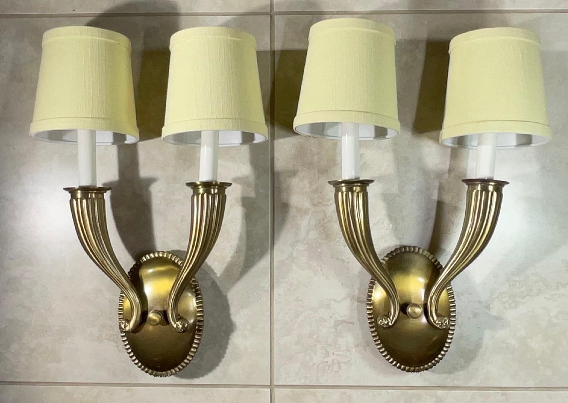 Elegante coppia di lampade da parete in ottone massiccio, stile vintage Hollywood Regency In condizioni buone in vendita a Delray Beach, FL
