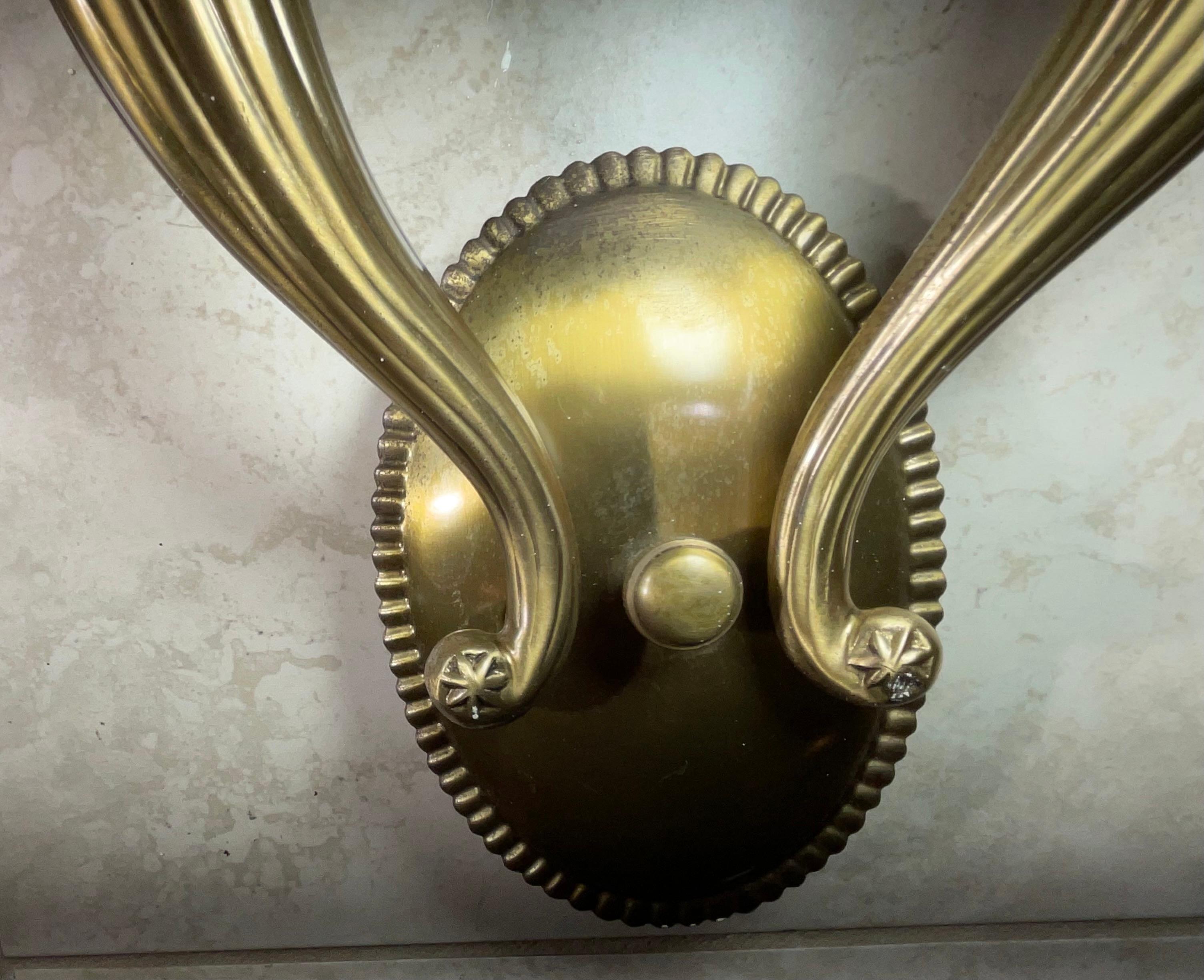 XX secolo Elegante coppia di lampade da parete in ottone massiccio, stile vintage Hollywood Regency in vendita