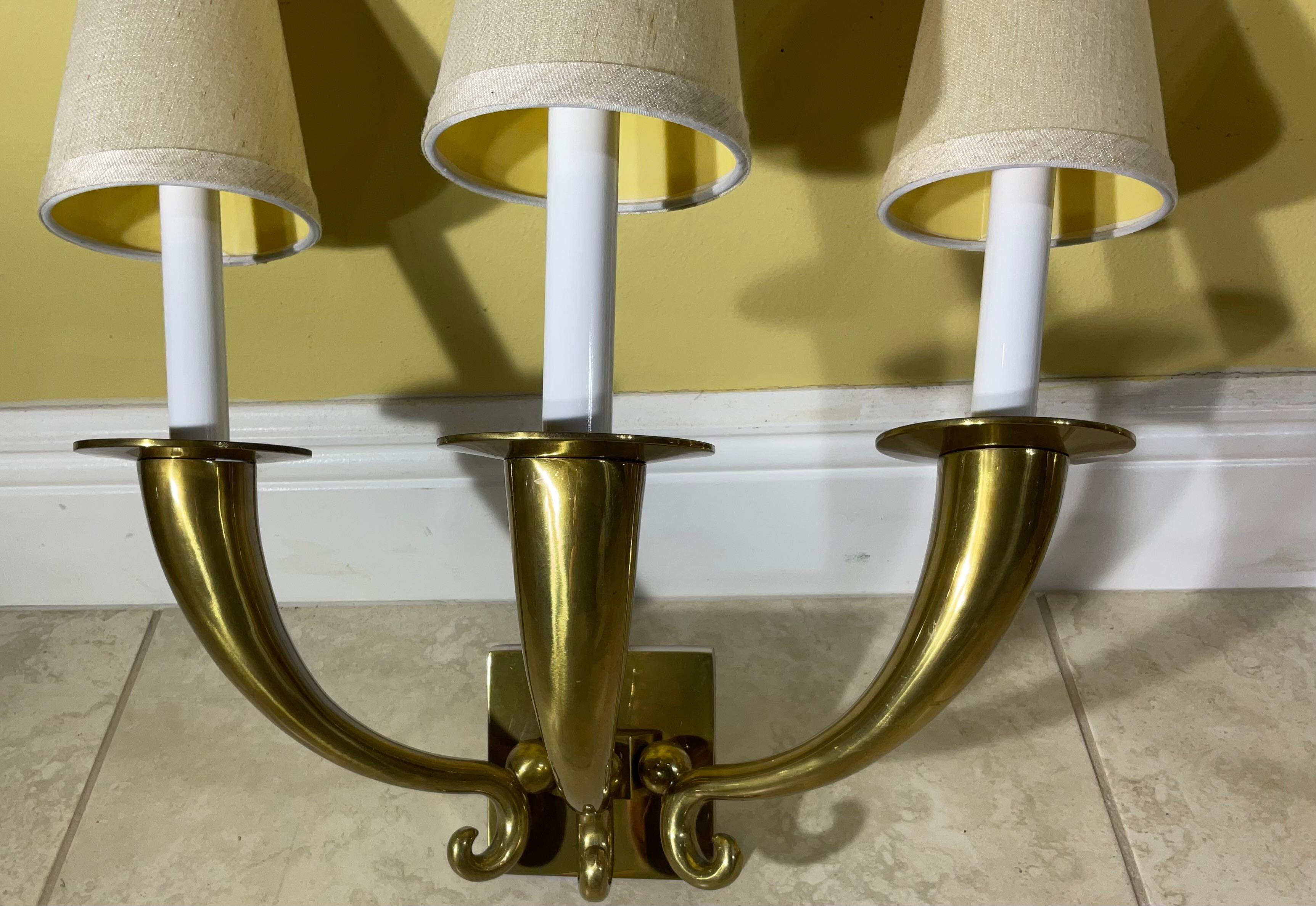 Elegante Pareja de Apliques de Latón Macizo, Estilo Hollywood Regency Vintage en venta 2