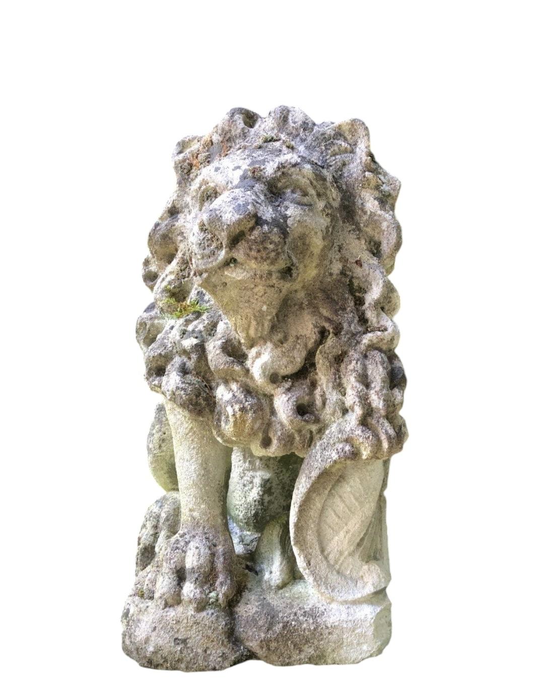Elegante pareja de leones de piedra en venta 5