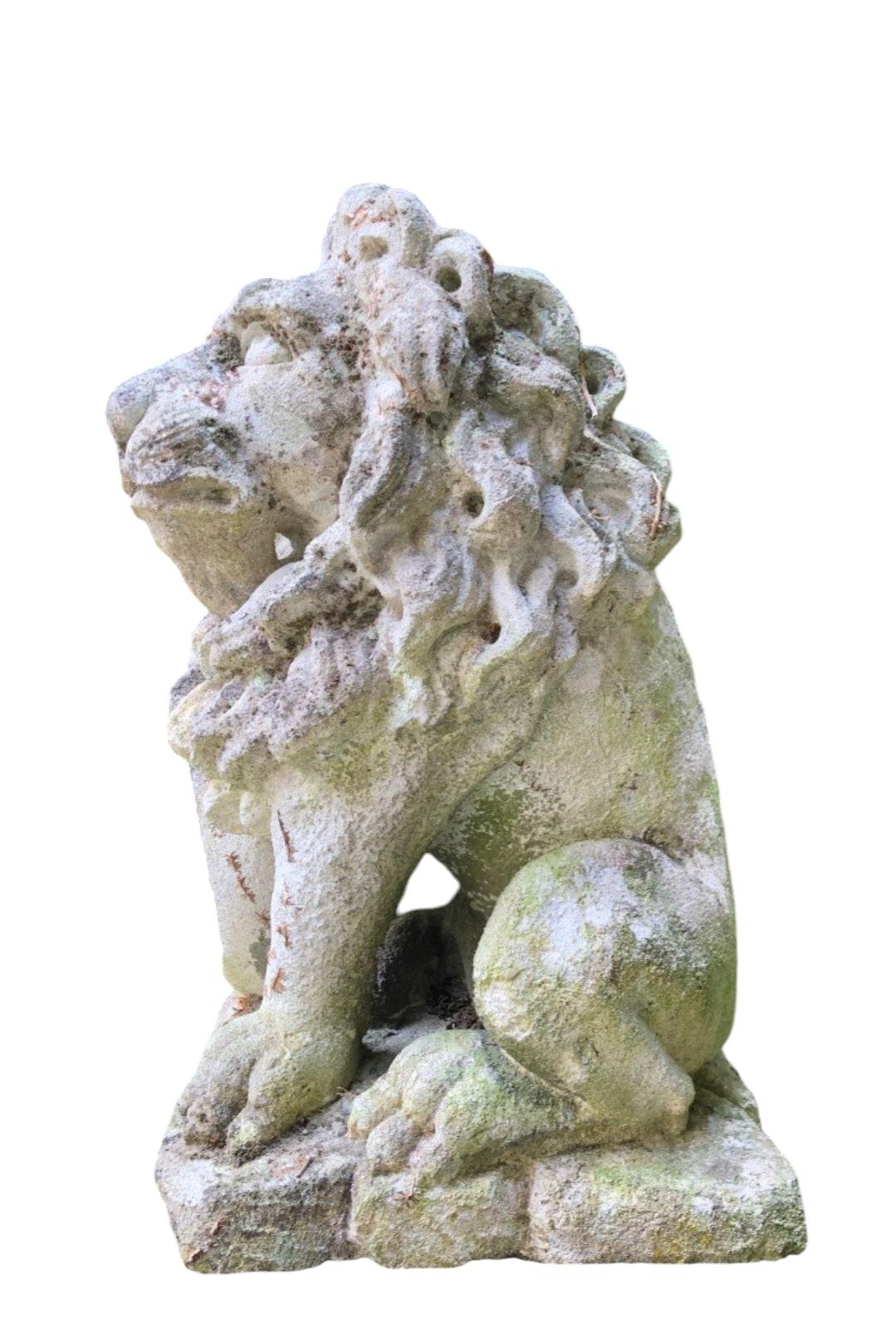 Añade un toque de grandeza y elegancia a tu espacio con nuestra impresionante Pareja de leones de piedra del siglo XX. Estas magníficas estatuas están en excelente estado y son muy decorativas, por lo que son un complemento perfecto para cualquier