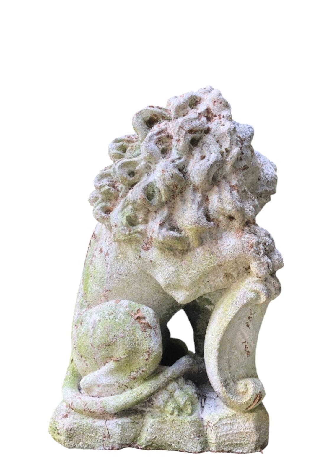 Elegante pareja de leones de piedra mediados del siglo XX en venta