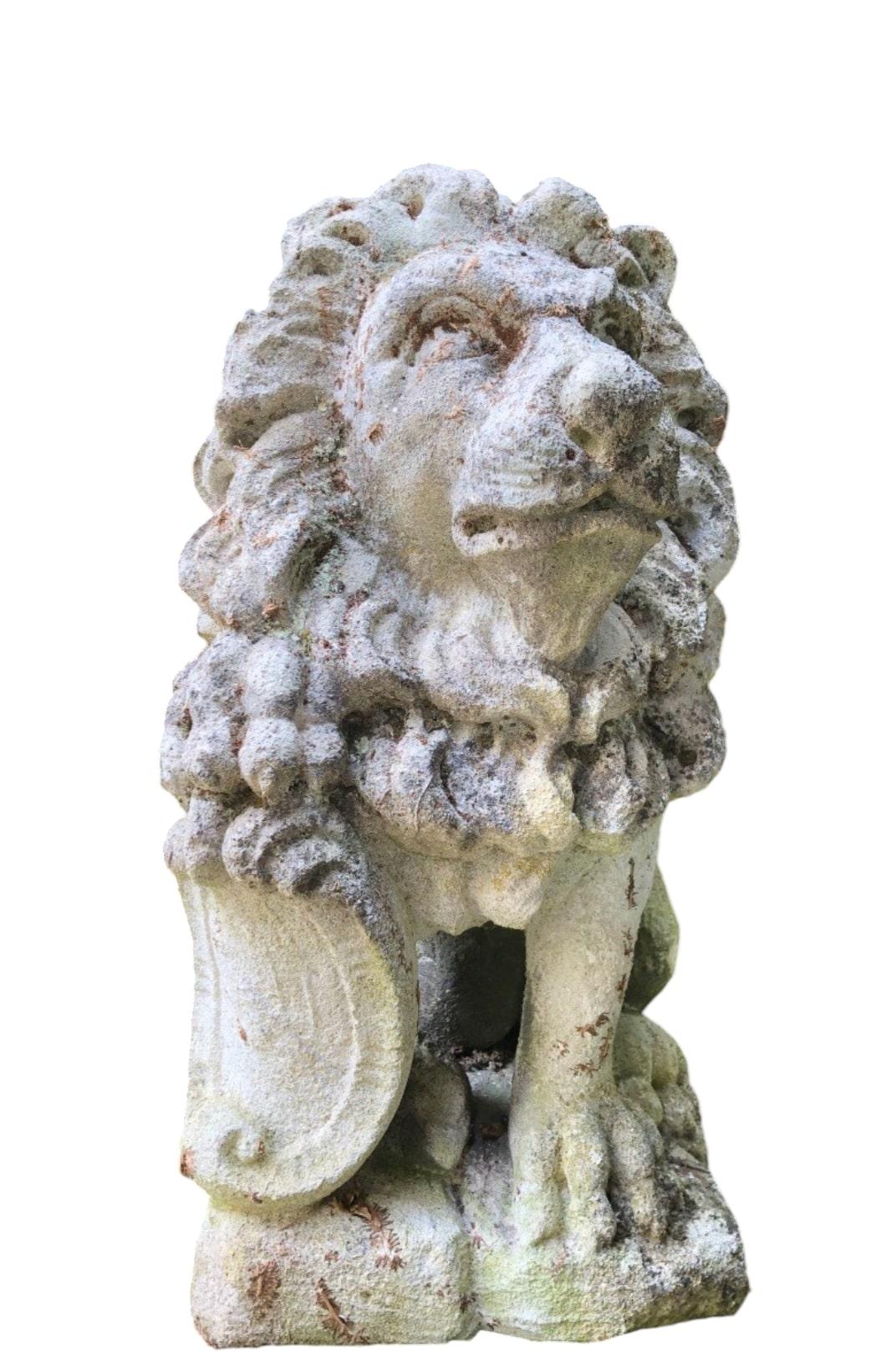 Elegante pareja de leones de piedra Piedra en venta