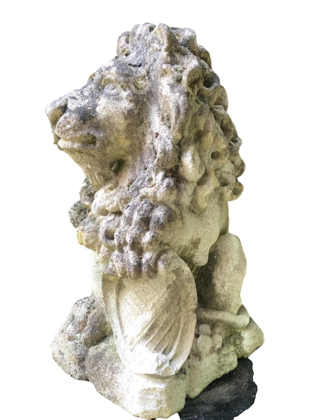 Elegante pareja de leones de piedra en venta 1
