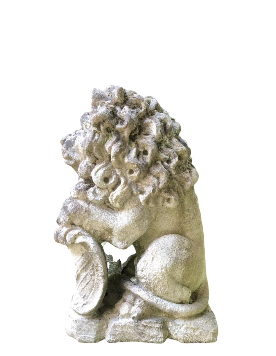 Elegante pareja de leones de piedra en venta 2