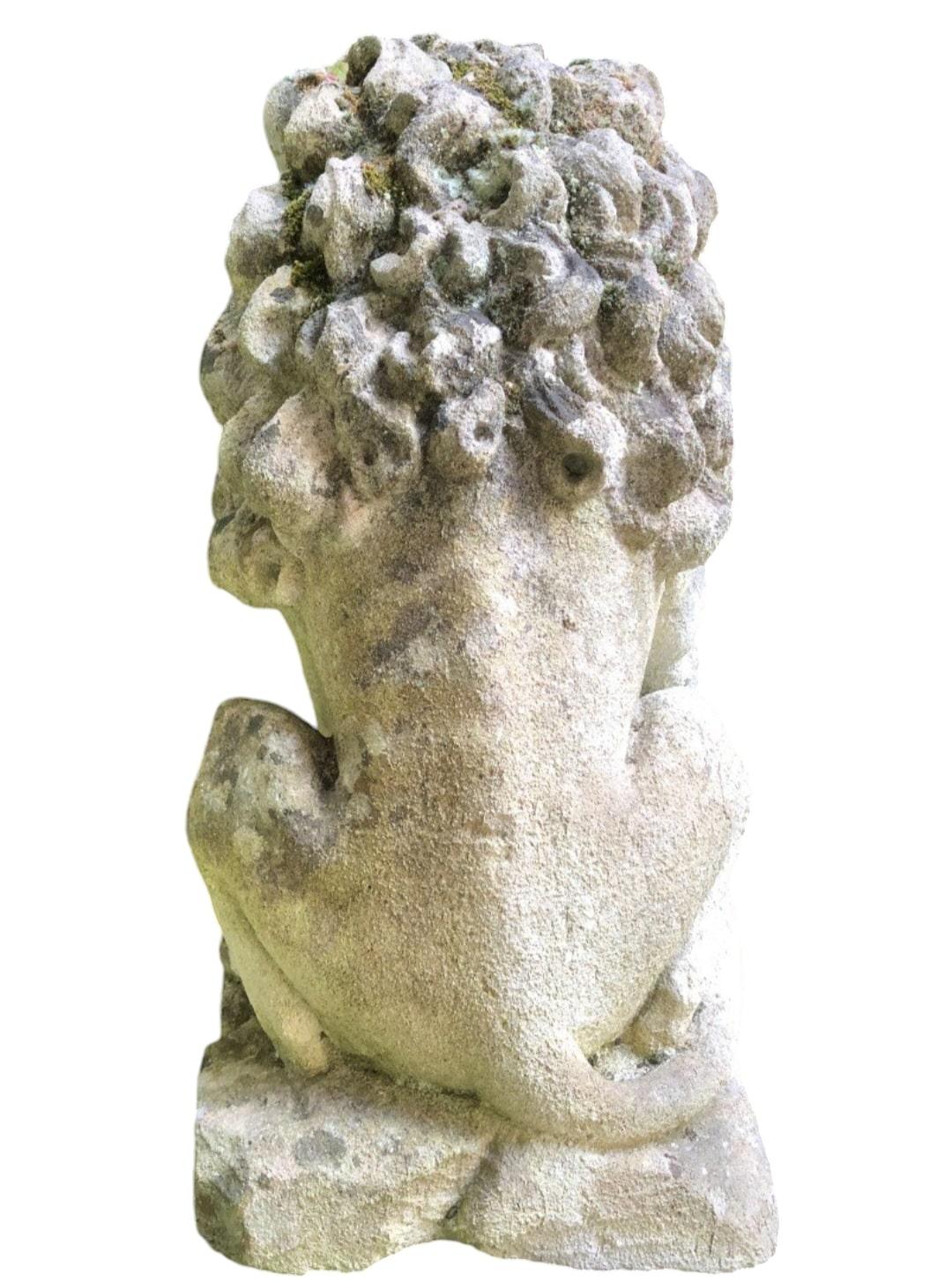 Elegante pareja de leones de piedra en venta 3