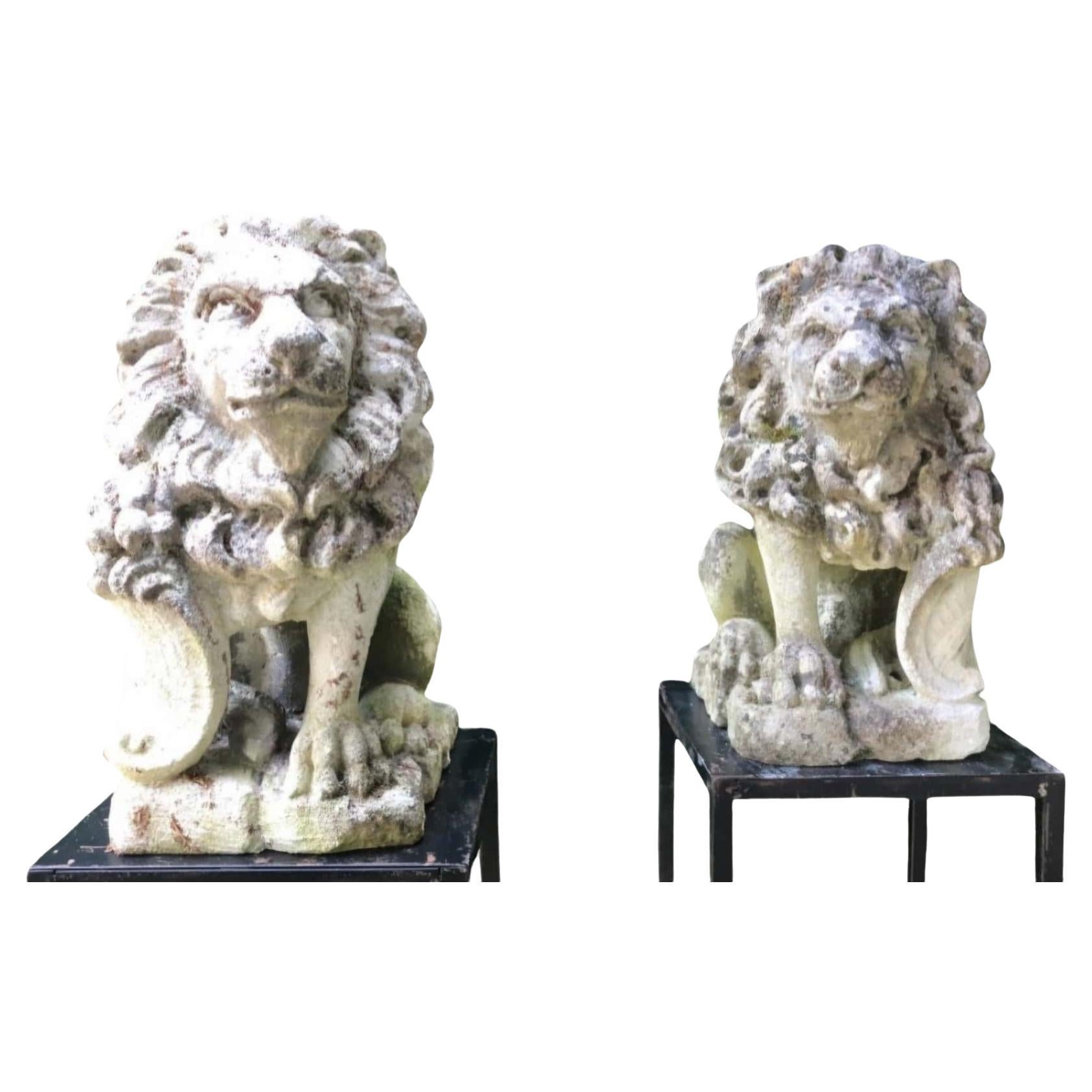 Elegante pareja de leones de piedra