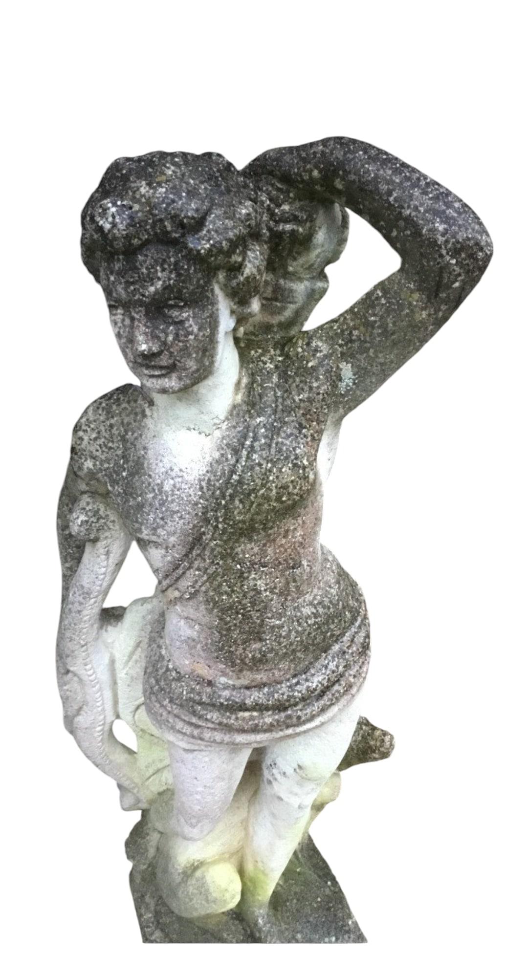 Élégante paire de sculptures en pierre en vente 6
