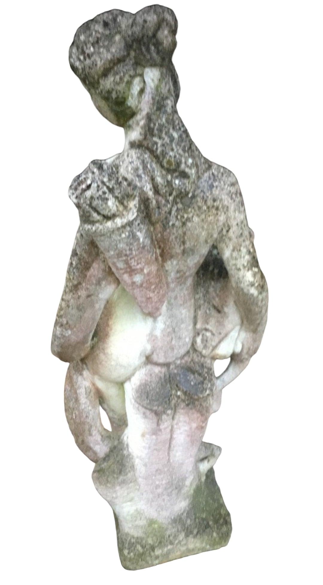 Ajoutez une touche de grandeur et d'élégance à votre espace avec notre étonnante paire de sculptures en pierre Diane et APOLON.  du 20e siècle. Ces magnifiques statues sont en excellent état et sont très décoratives, ce qui en fait un ajout parfait