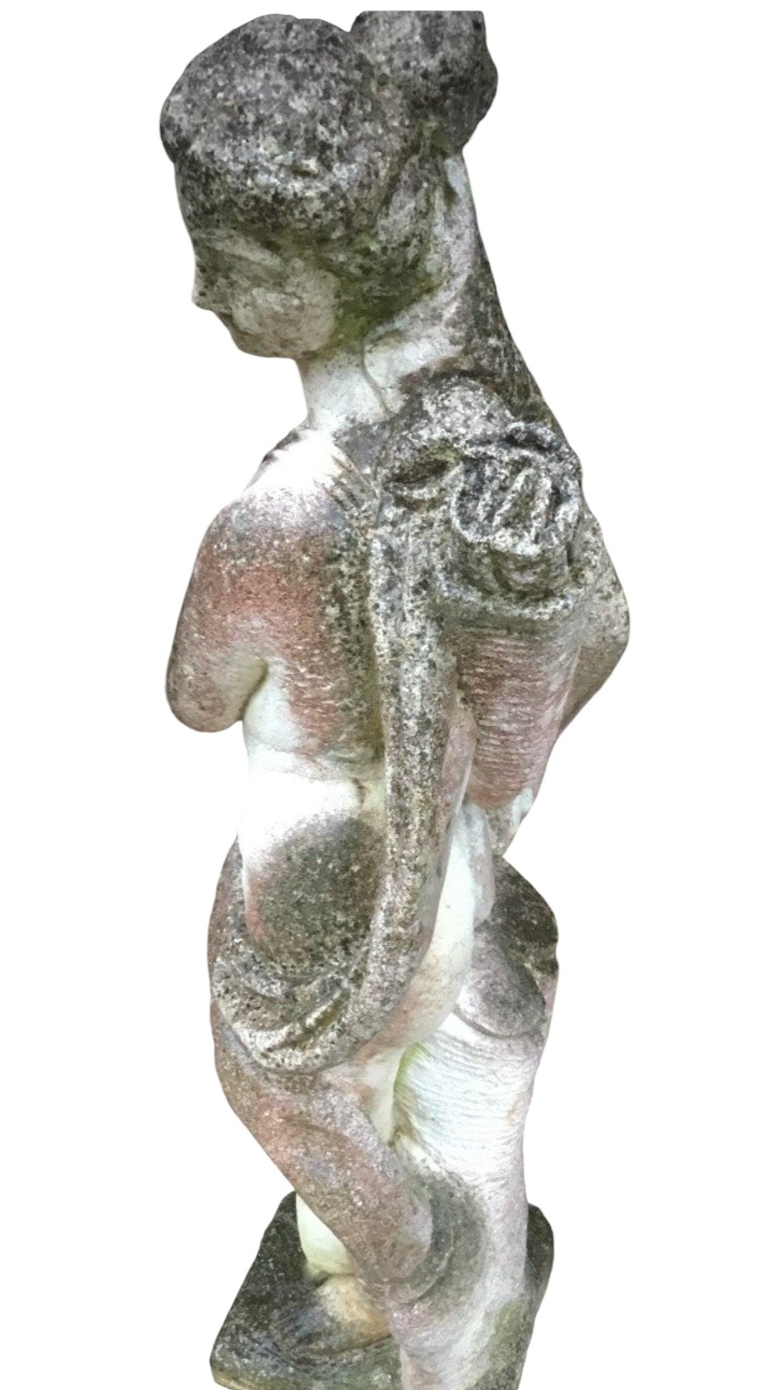 Milieu du XXe siècle Élégante paire de sculptures en pierre en vente