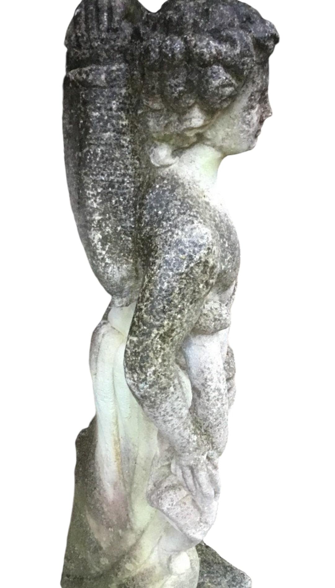 Pierre Élégante paire de sculptures en pierre en vente