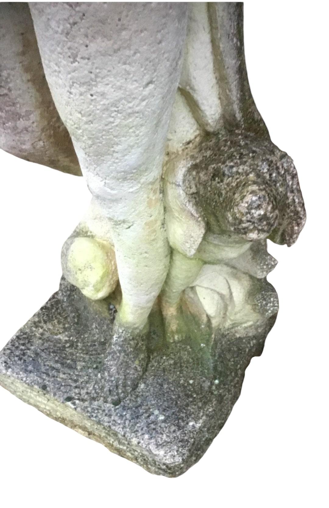 Élégante paire de sculptures en pierre en vente 3