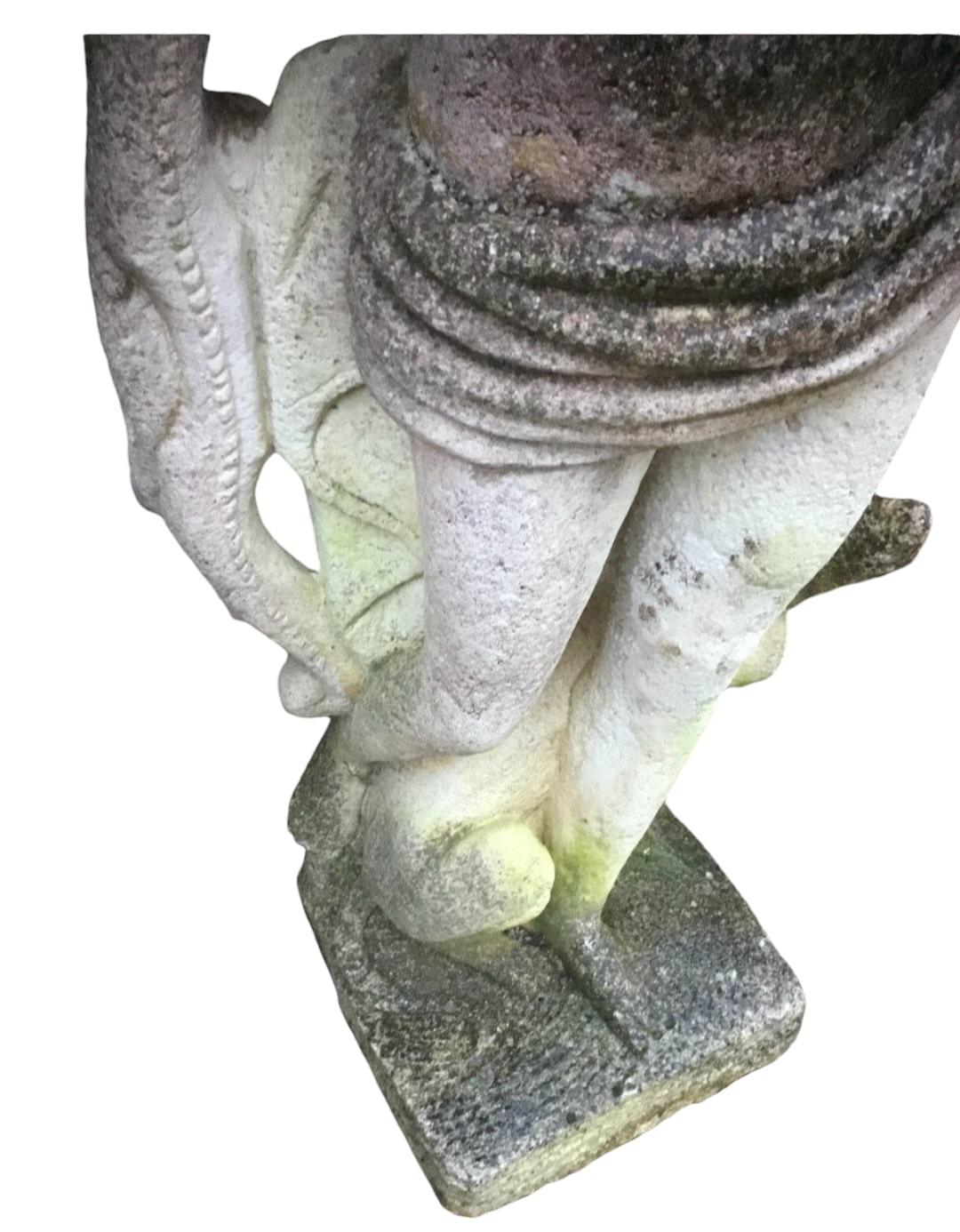 Élégante paire de sculptures en pierre en vente 4