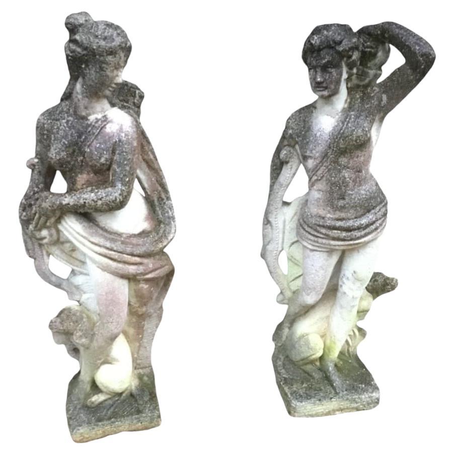 Elegante pareja de esculturas de piedra