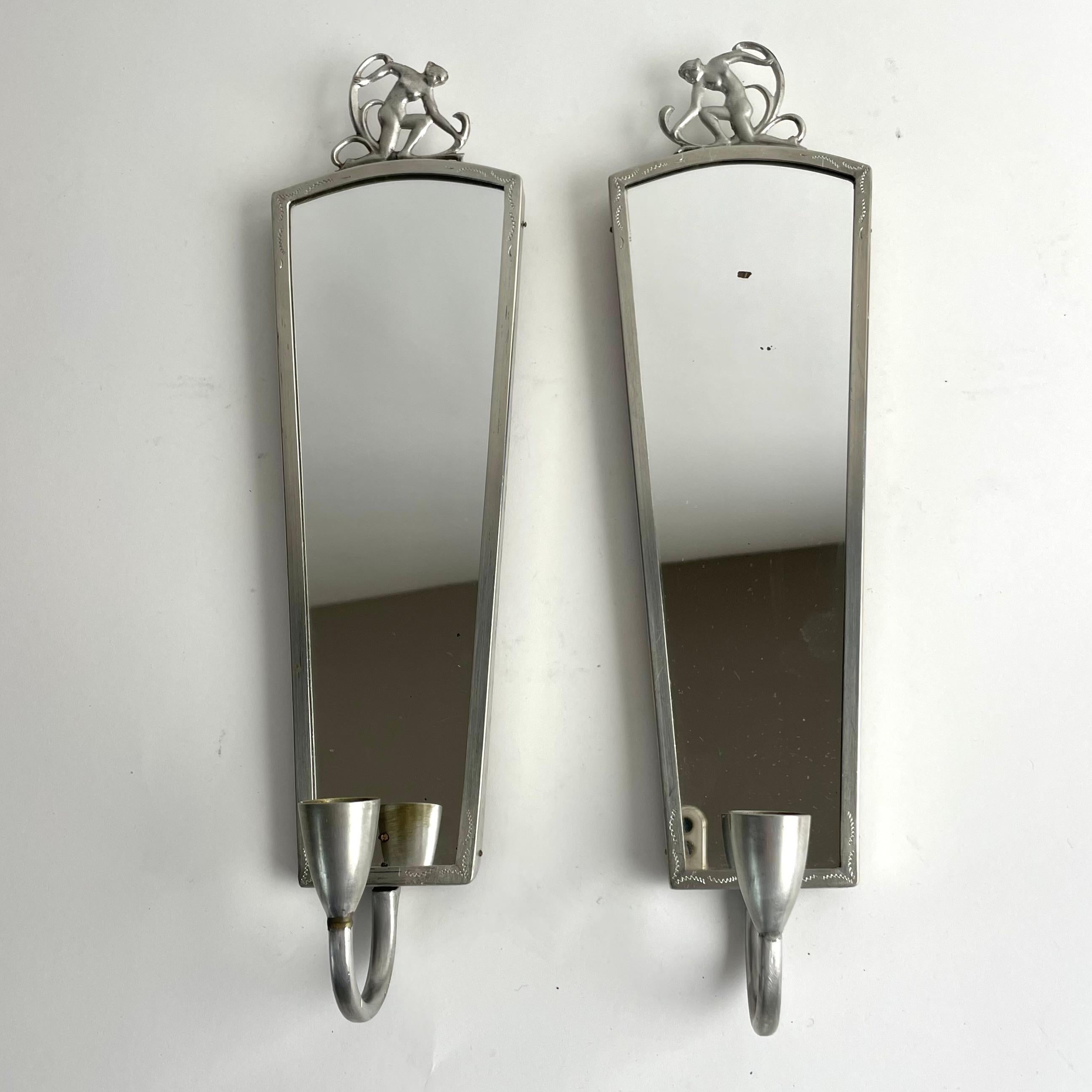 Coppia di lampade da parete svedesi in peltro Grace, fine anni '20

Elegante coppia di appliques in peltro con schienale a specchio, realizzate alla fine degli anni '20 durante l'apice del movimento Swedish Grace. Ogni applique presenta una