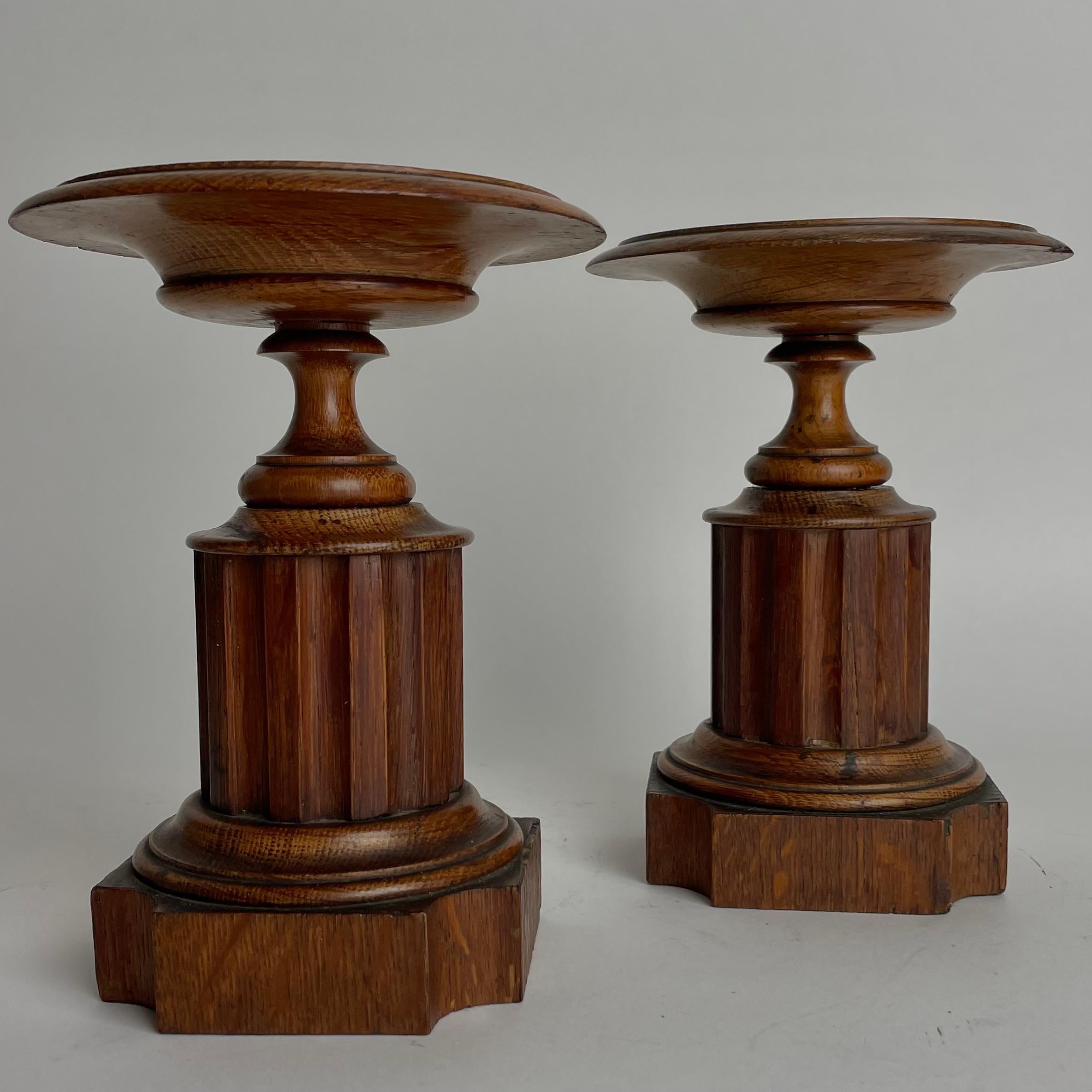 Elegante coppia di tazze in Oak del XIX secolo in stile classico con una bella patina. Alcuni segni di usura nelle ciotole ( See One)

Usura coerente con l'età e l'uso 