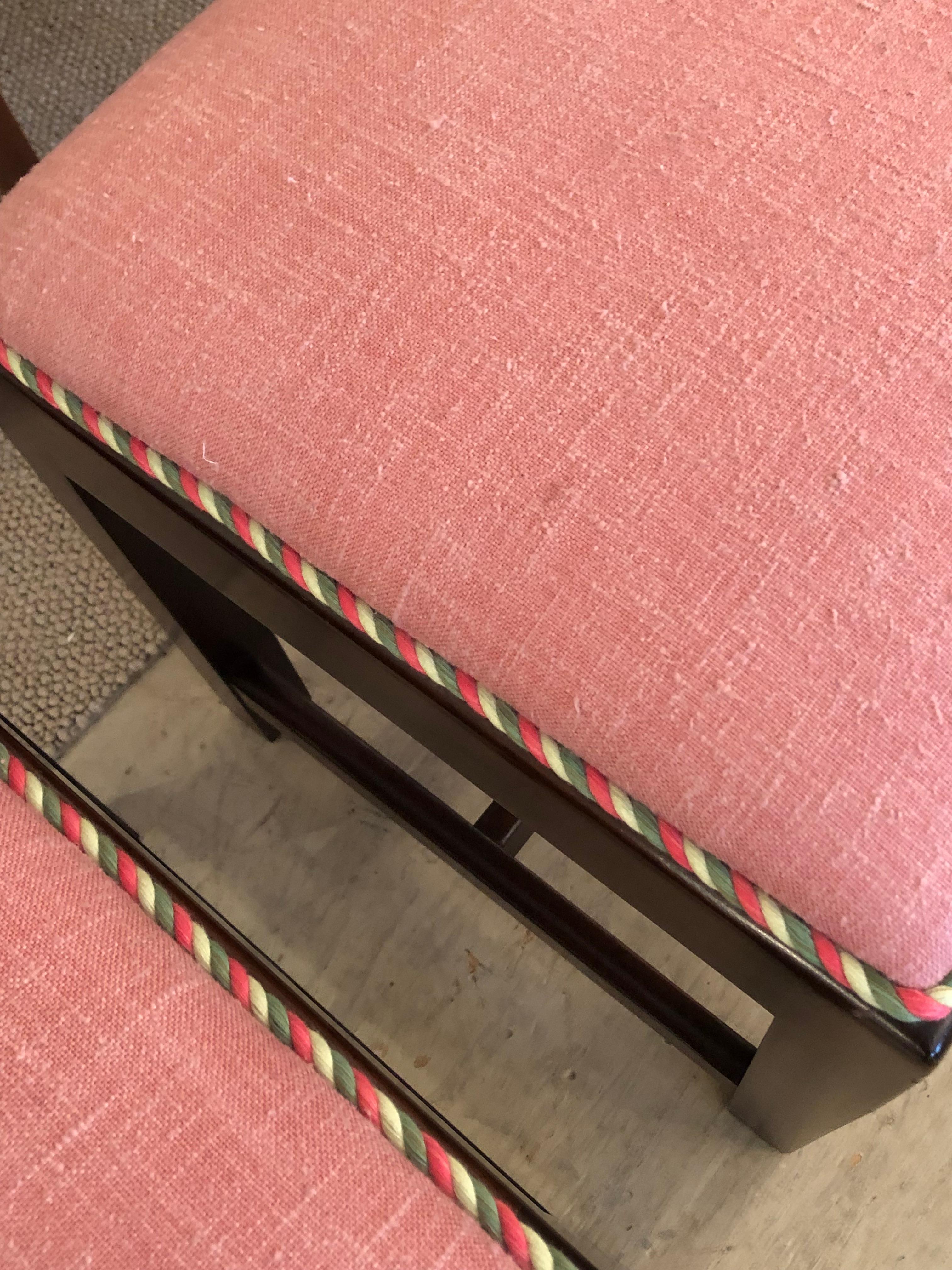 Tissu d'ameublement Élégante paire de bancs traditionnels de style Parsons en acajou et tapissés en vente