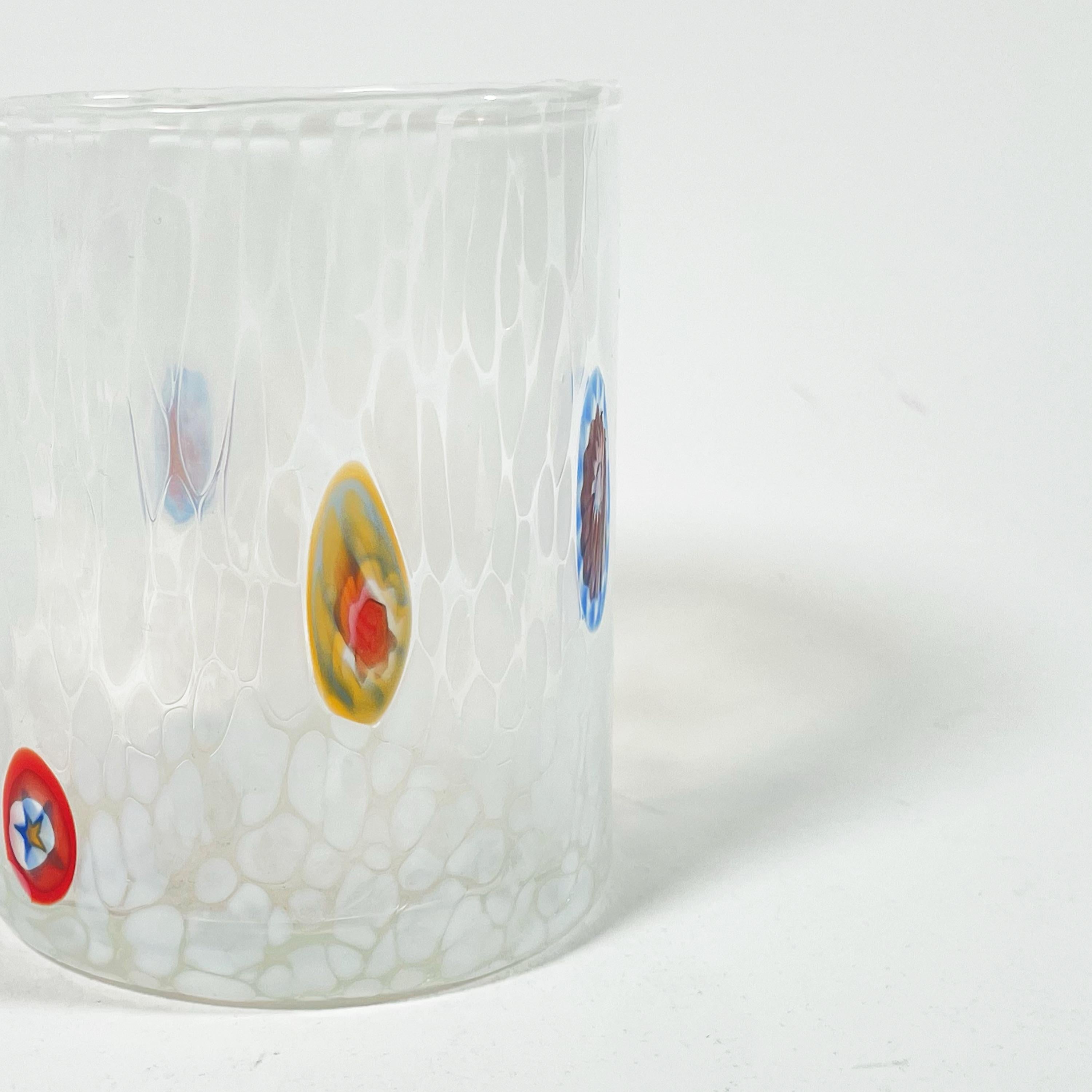 Découvrez l'élégance intemporelle de cette exquise paire de lunettes transparentes de Murano, chacune étant un chef-d'œuvre artisanal de la fin du XXe siècle. D'une hauteur de 9 cm et d'un diamètre de 7,5 cm, ces verres illustrent l'art et le