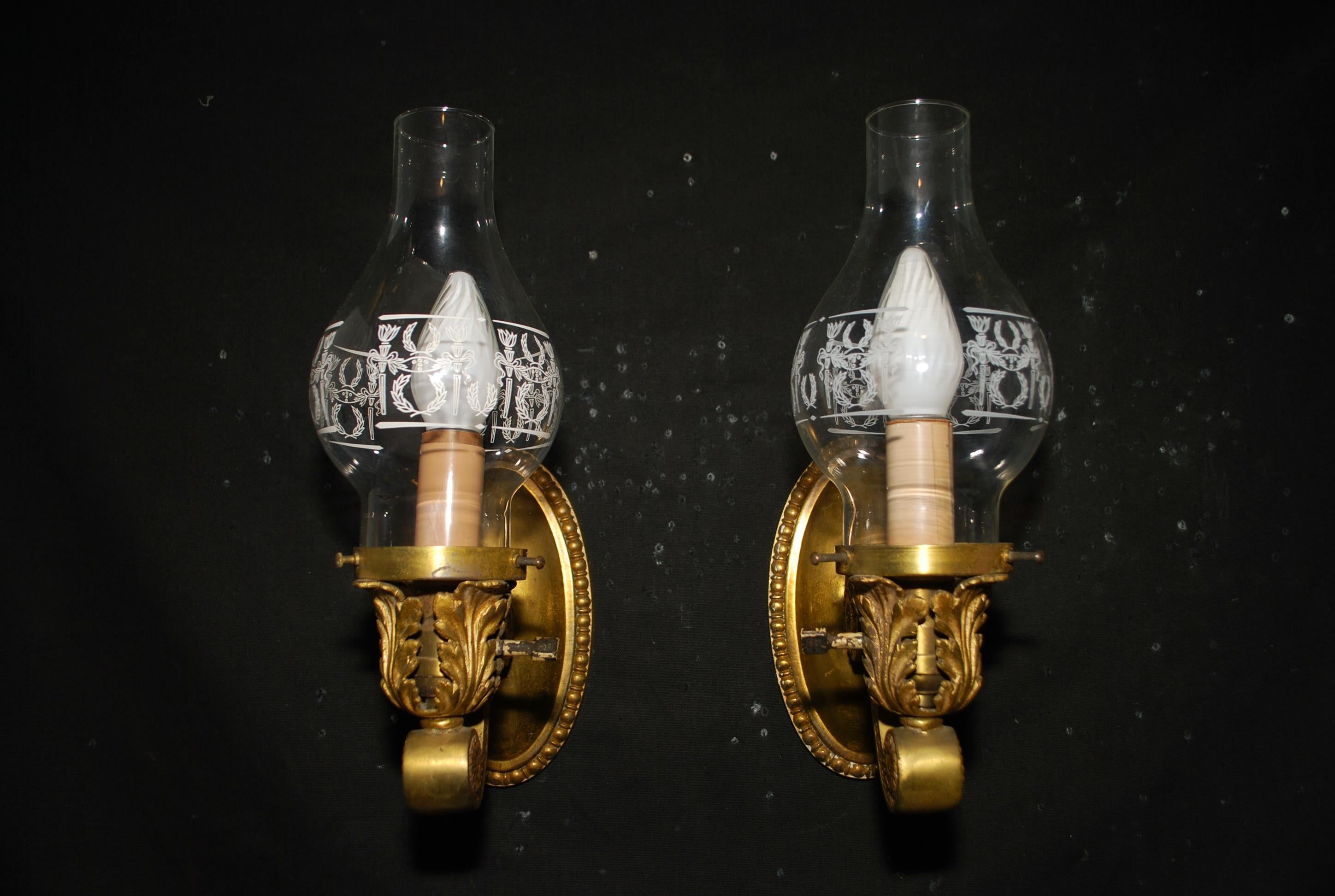 Colonial Revival Elegant Pair of Turn of the Century Brass Sconces For Sale