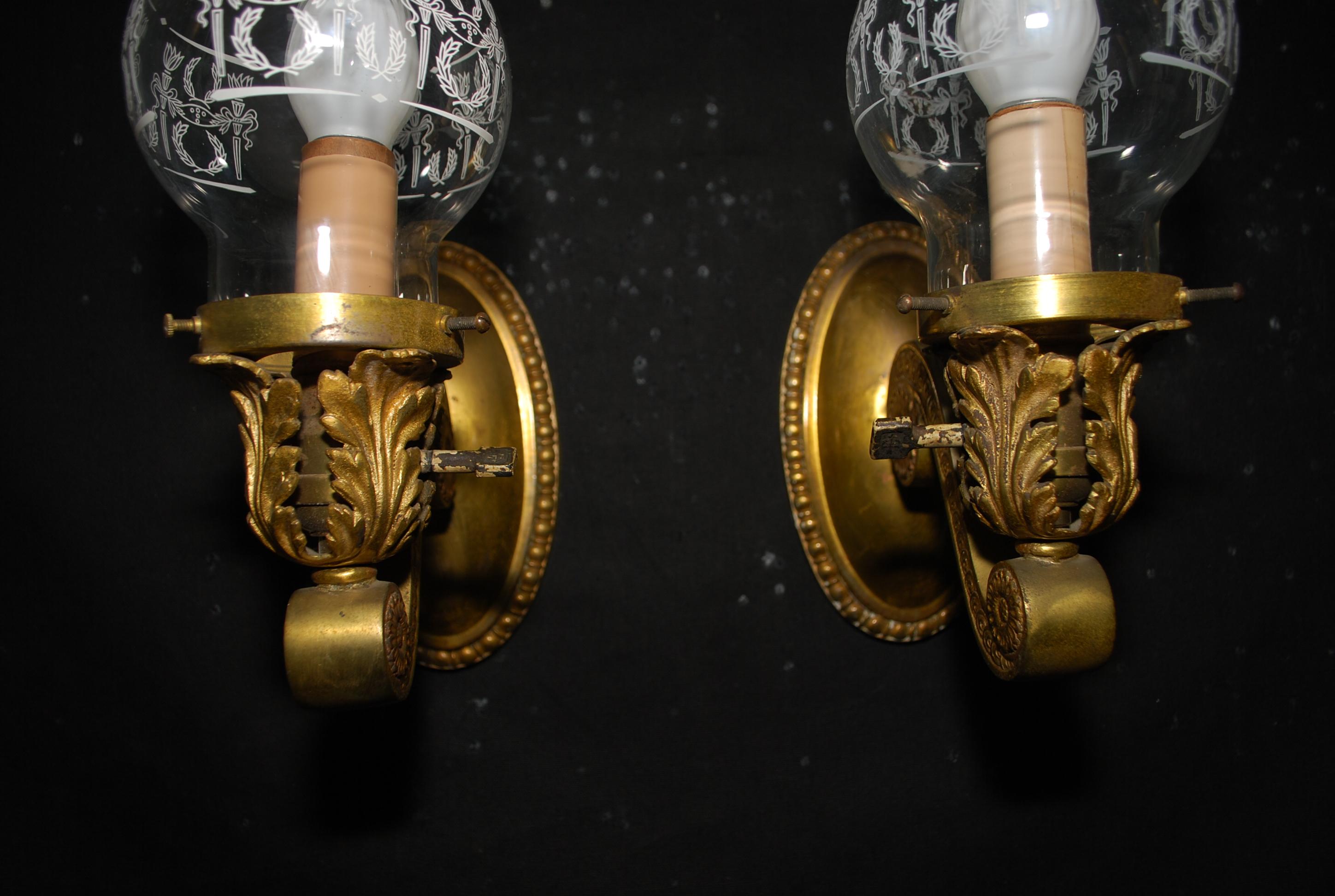 Early 20th Century Elegant Pair of Turn of the Century Brass Sconces For Sale