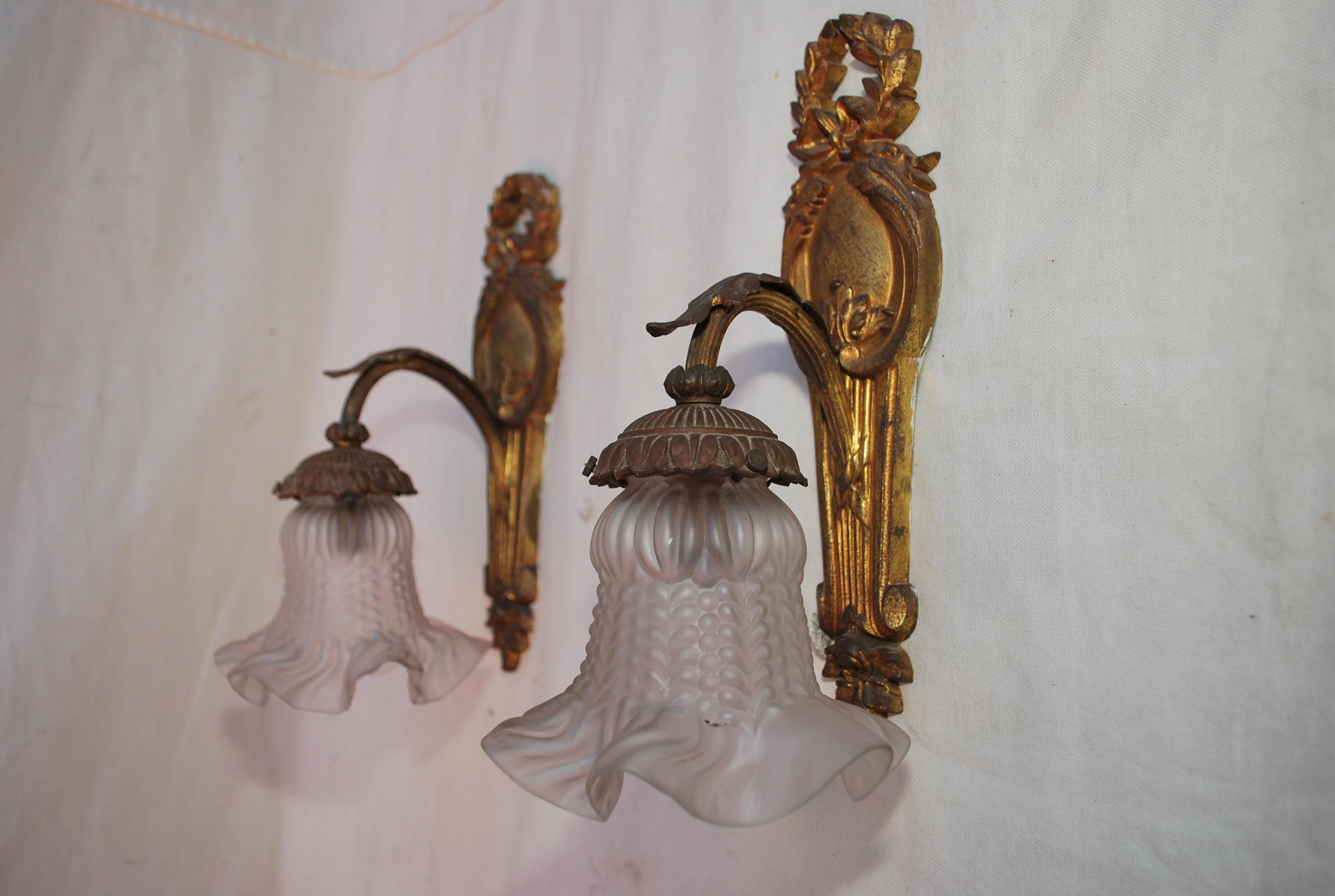 Elegant Pair of Turn of the Century French Bronze Sconces For Sale 3