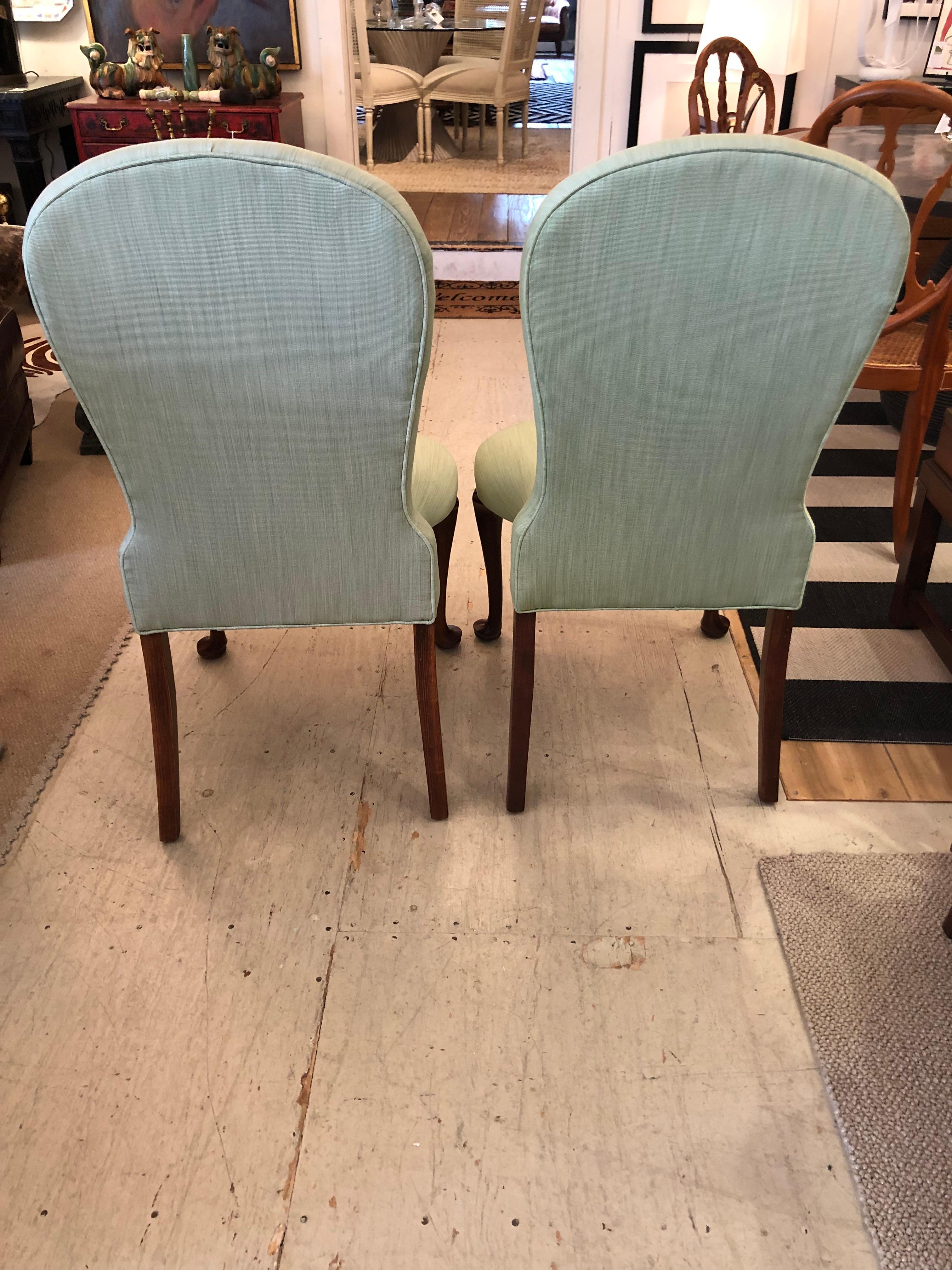 Élégante paire de chaises d'appoint empilables tapissées de style Queen Anne en vente 4