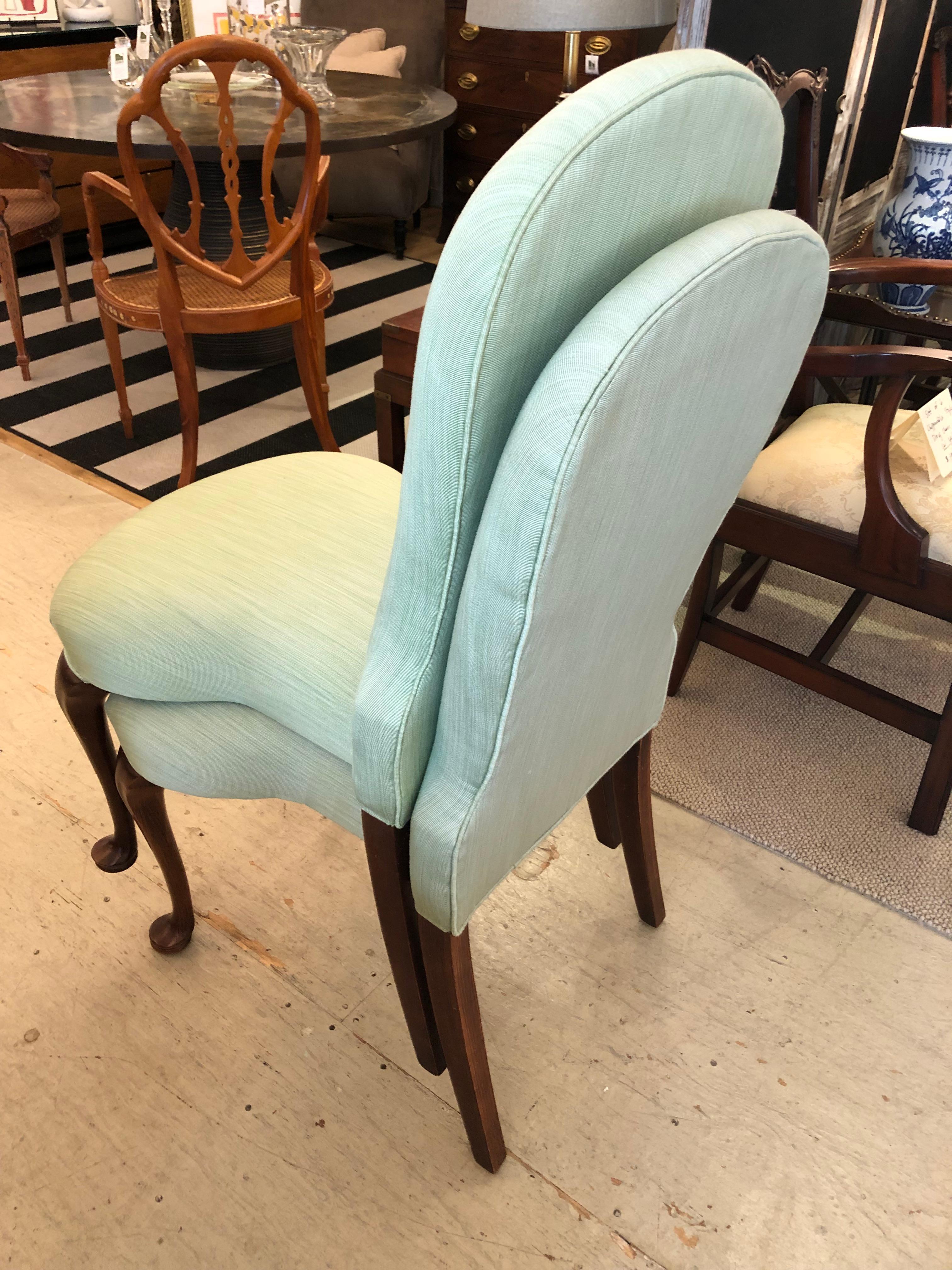Français Élégante paire de chaises d'appoint empilables tapissées de style Queen Anne en vente