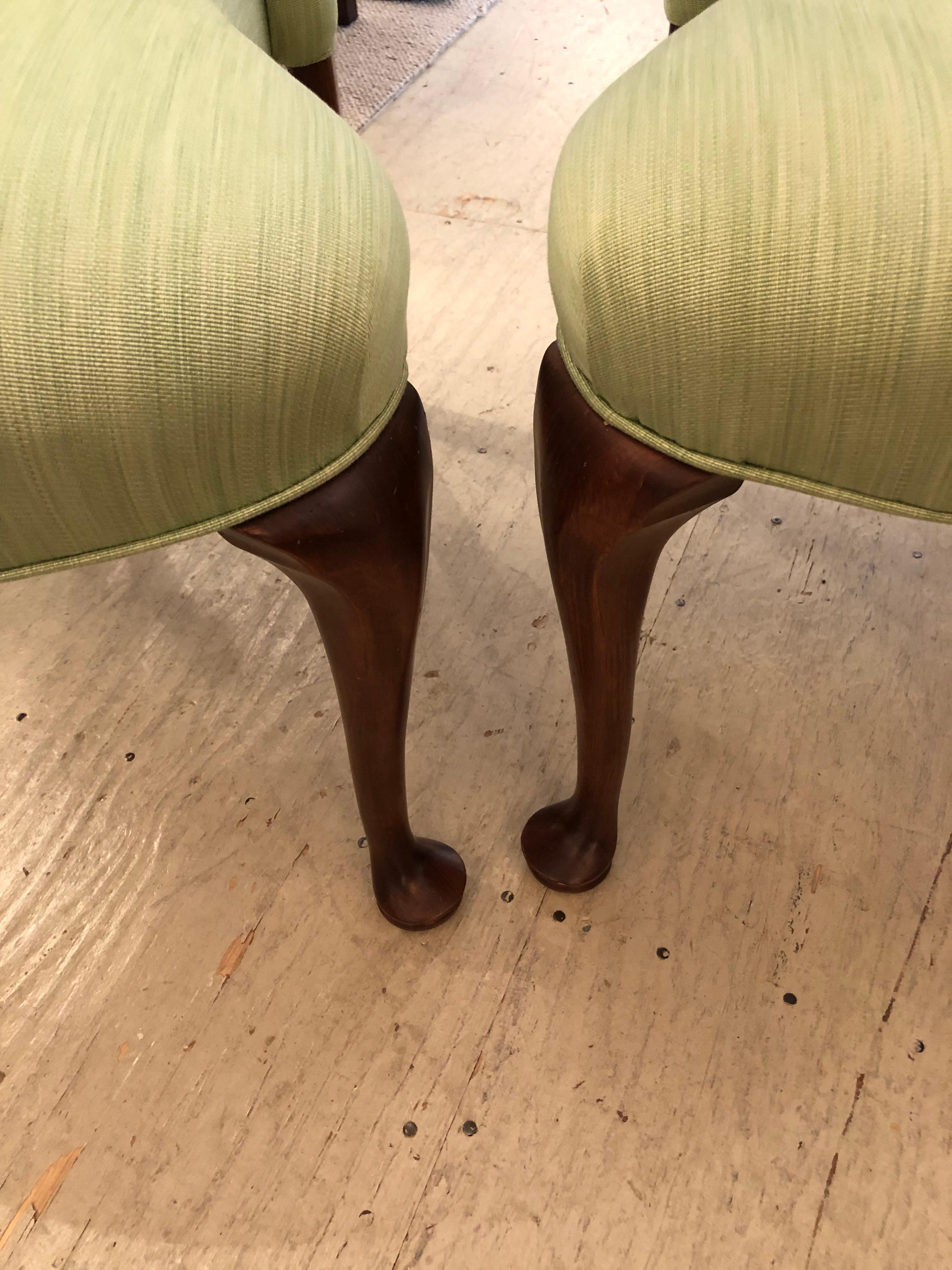 Élégante paire de chaises d'appoint empilables tapissées de style Queen Anne Bon état - En vente à Hopewell, NJ