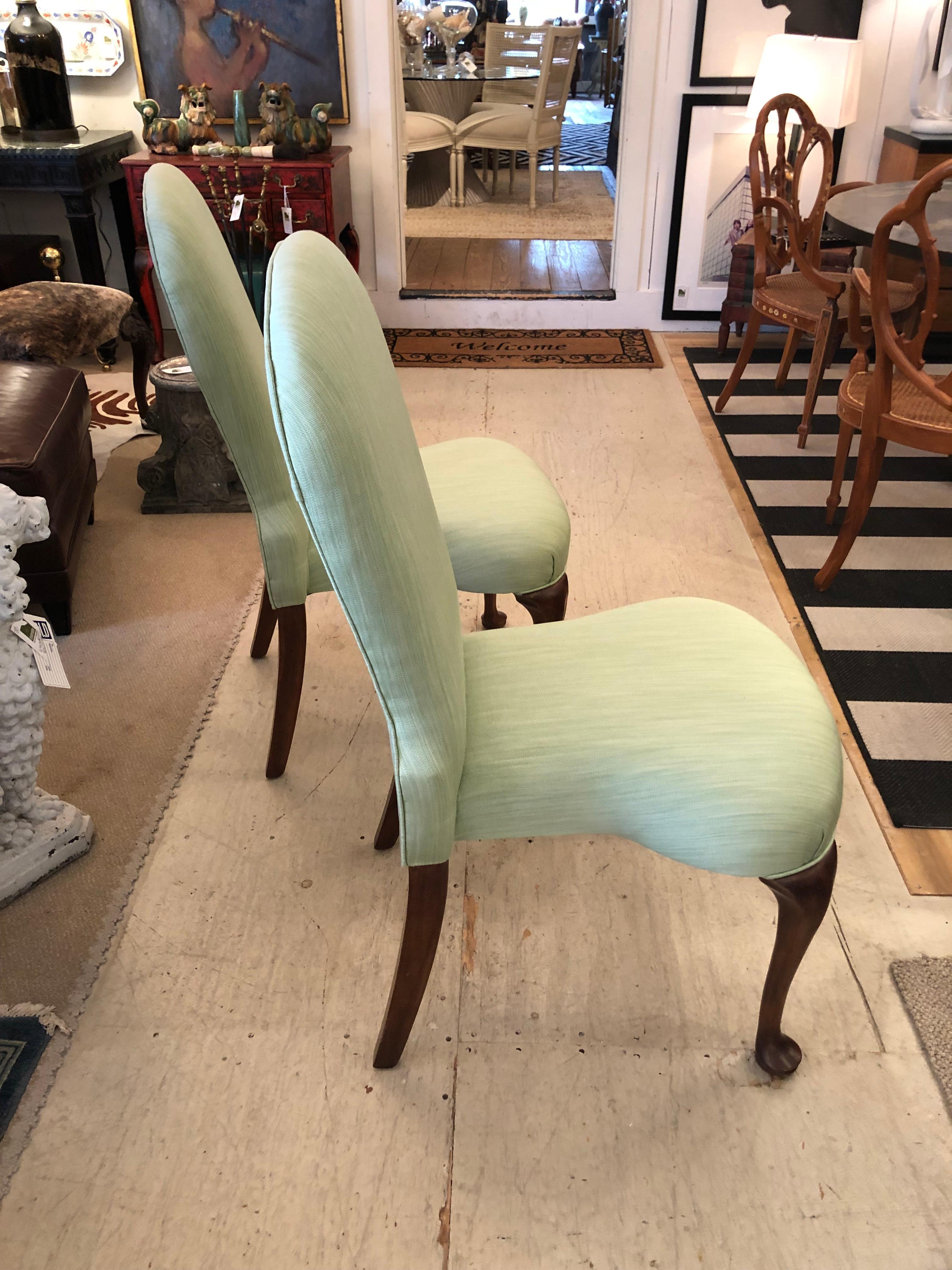 Tissu d'ameublement Élégante paire de chaises d'appoint empilables tapissées de style Queen Anne en vente