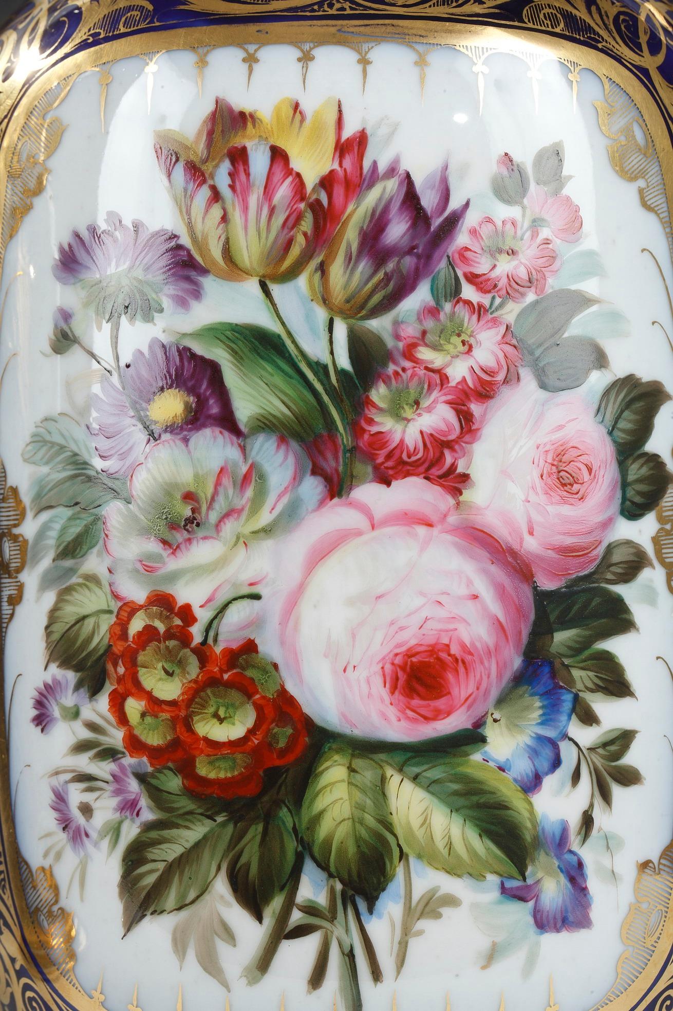 Elegant Pair of Flowery Valentine Porcelain Vases, France, Circa 1860 In Good Condition For Sale In PARIS, FR