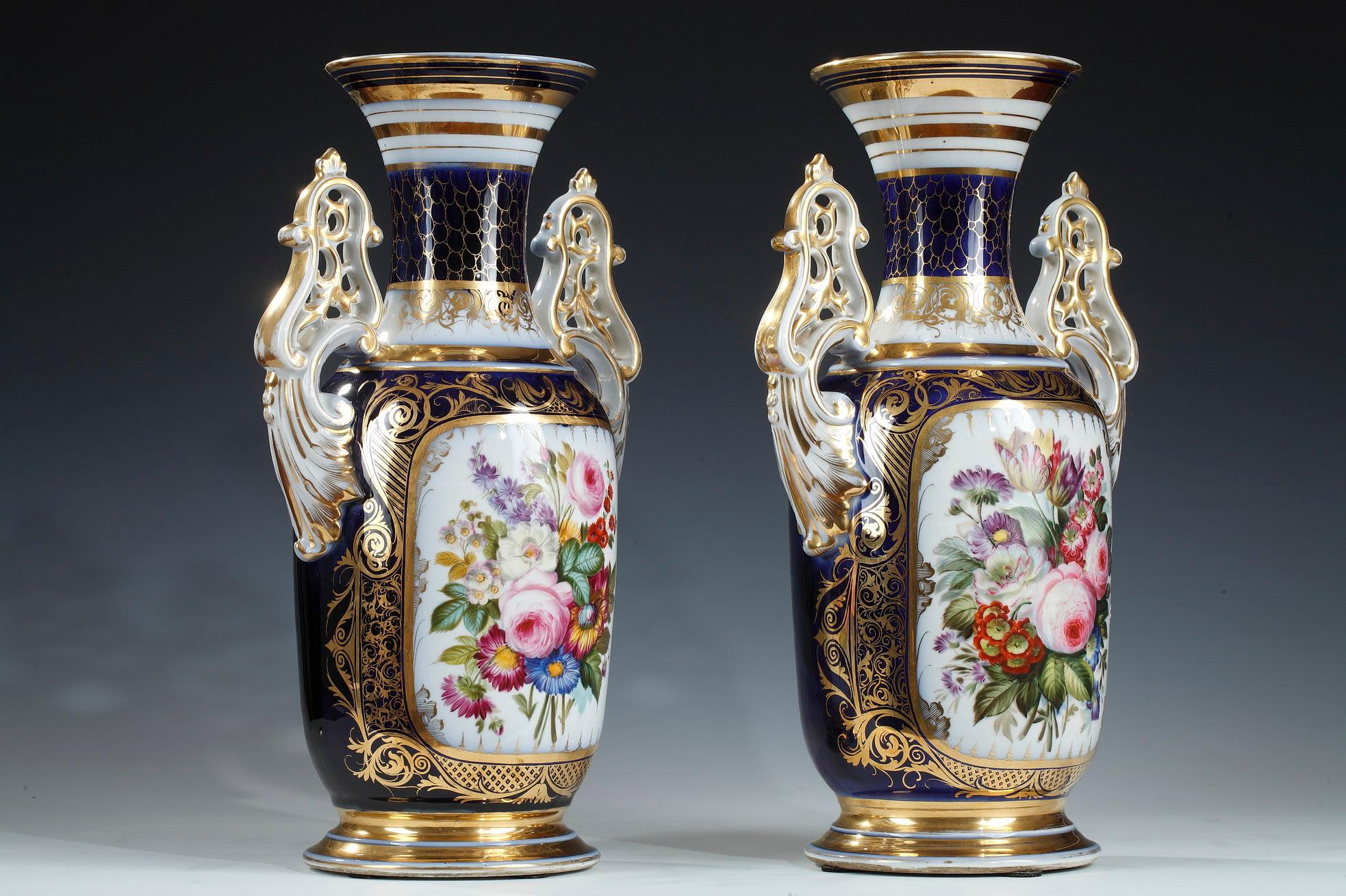 Elegant Pair of Flowery Valentine Porcelain Vases, France, Circa 1860 For Sale 2