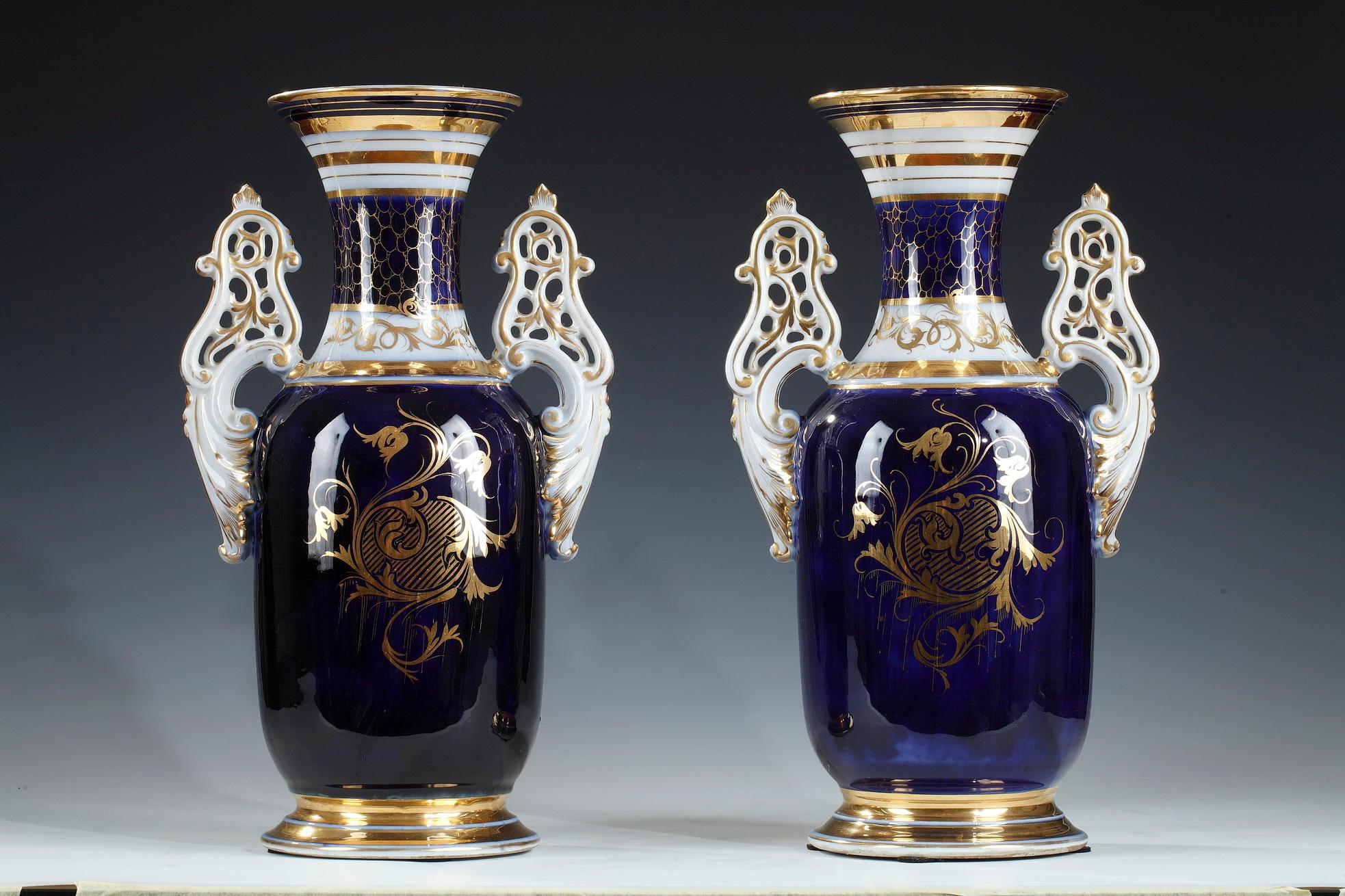 Elegant Pair of Flowery Valentine Porcelain Vases, France, Circa 1860 For Sale 3
