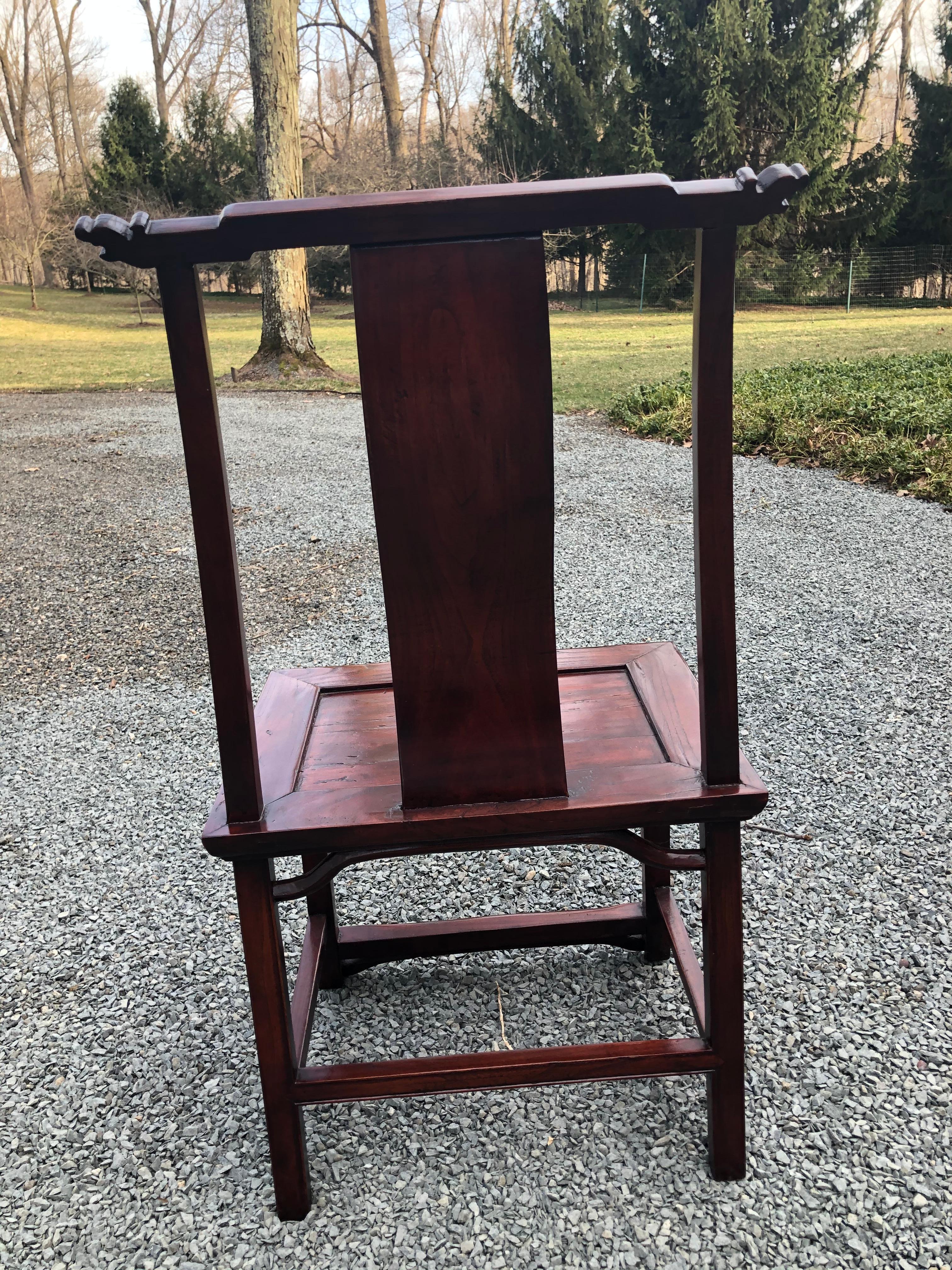 Élégante paire de chaises d'appoint vintage d'inspiration asiatique en forme de pagode Bon état - En vente à Hopewell, NJ