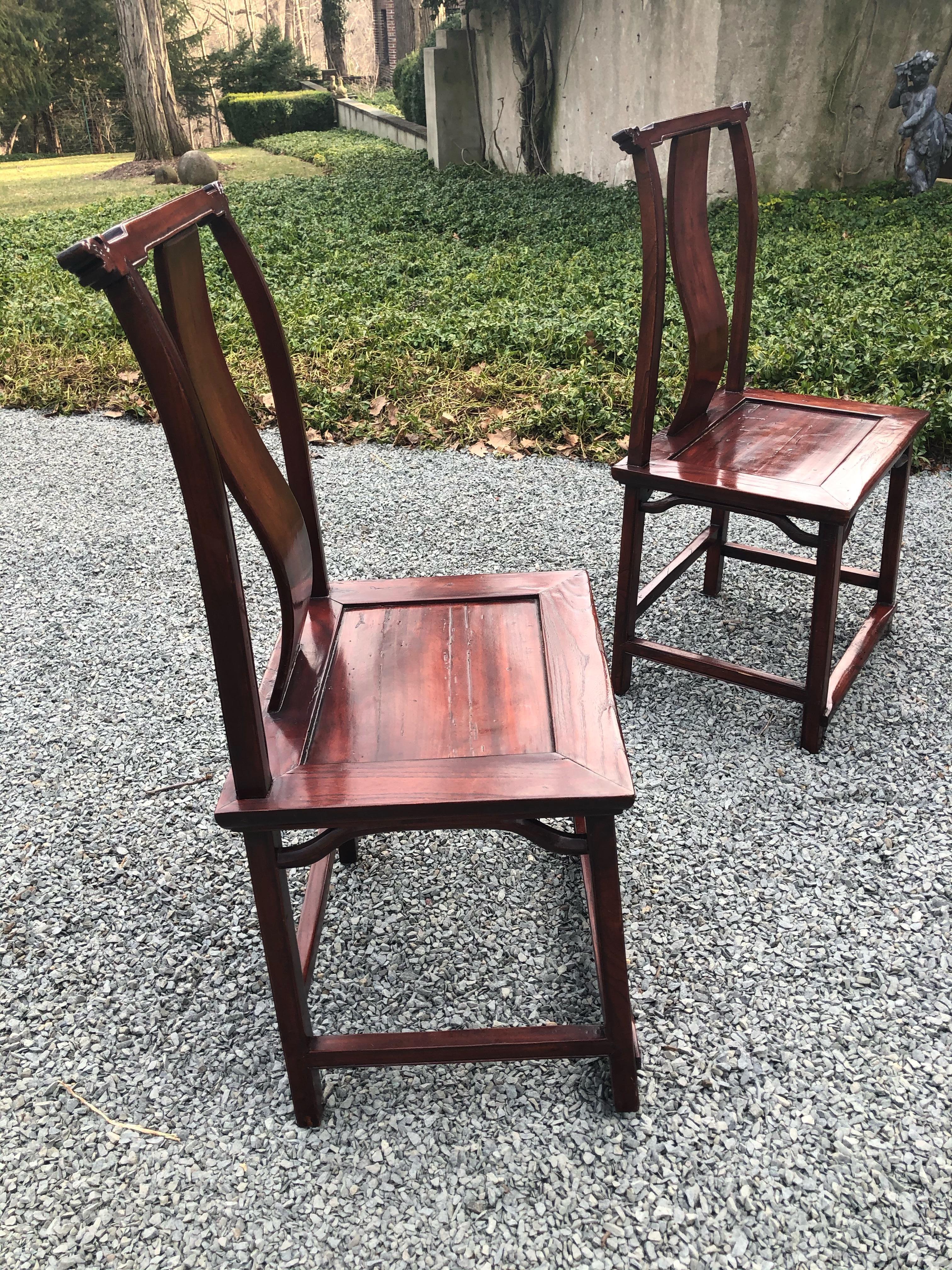 Milieu du XXe siècle Élégante paire de chaises d'appoint vintage d'inspiration asiatique en forme de pagode en vente