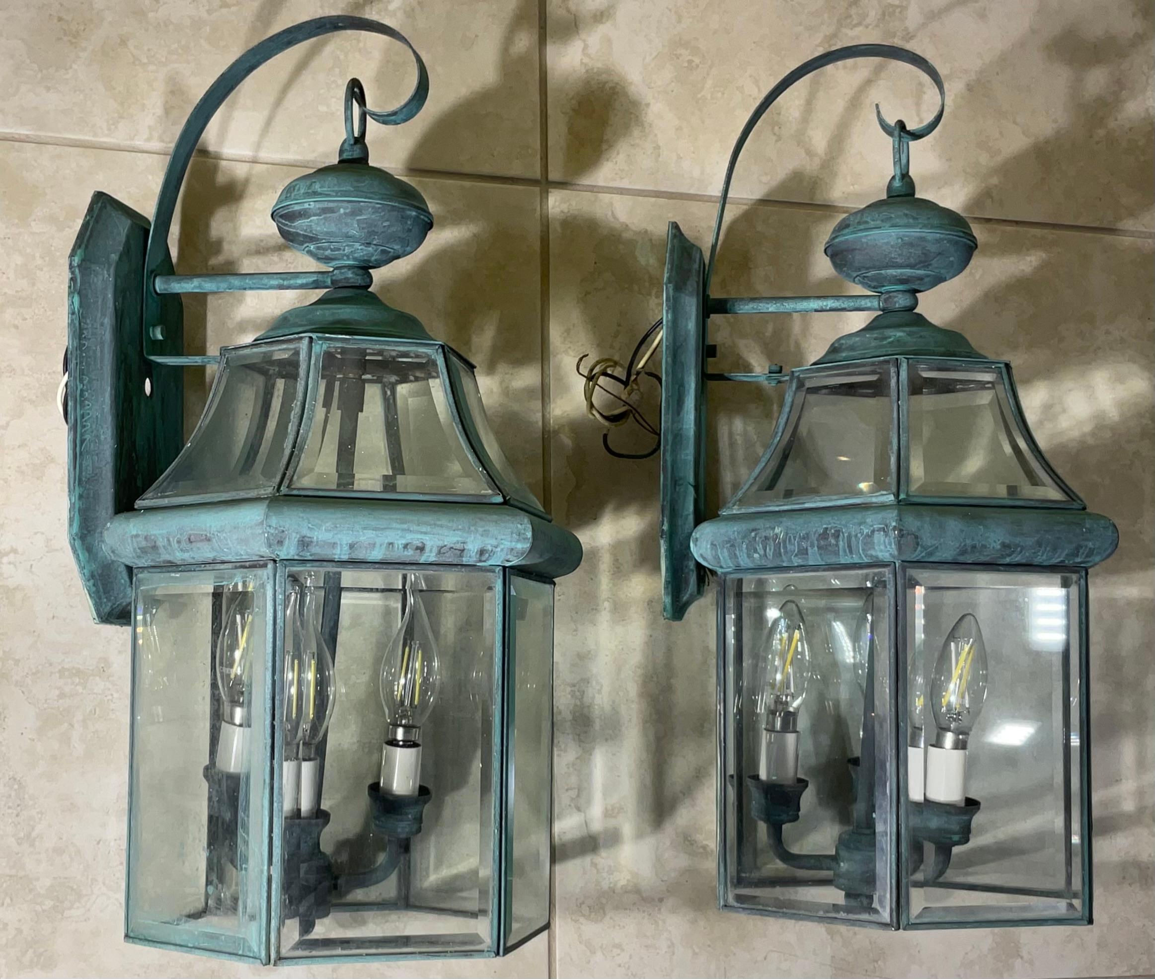 

Aggiungi un tocco di fascino classico al tuo spazio esterno con questa coppia di lanterne in ottone vintage. Queste lanterne meticolosamente lavorate emanano un'eleganza senza tempo e diventeranno sicuramente un punto focale dell'esterno della tua
