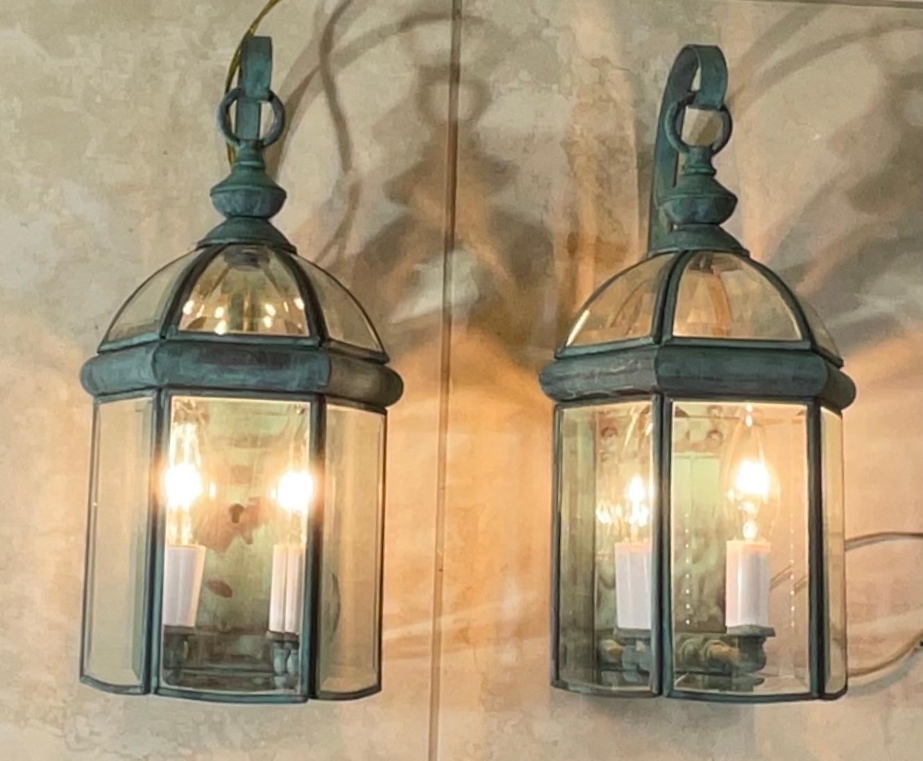 

Ajoutez une touche de charme classique à votre espace extérieur avec cette paire de lanternes en laiton vintage. Ces lanternes méticuleusement fabriquées dégagent une élégance intemporelle et deviendront à coup sûr le point de mire de l'extérieur