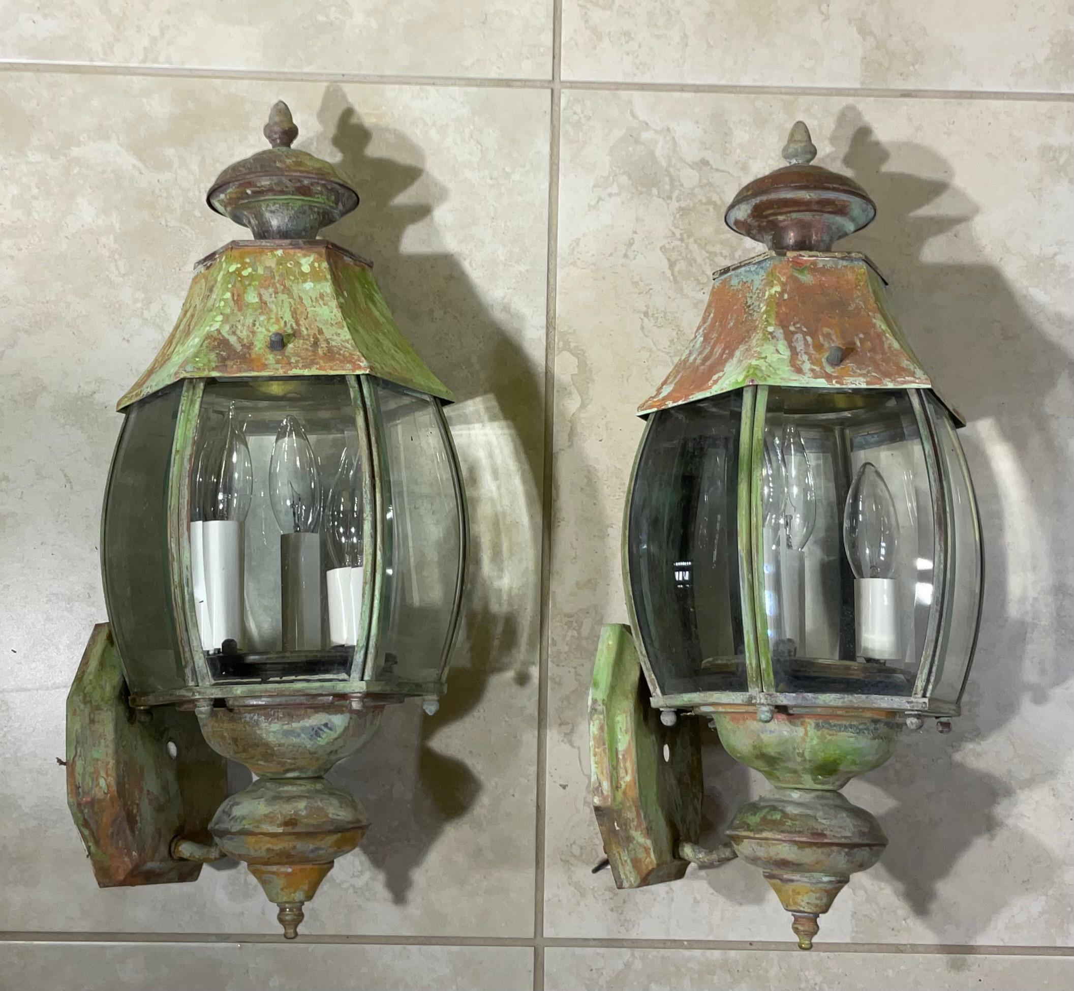 Elegante Par de Pared de Latón Vintage  Linternas en venta 5