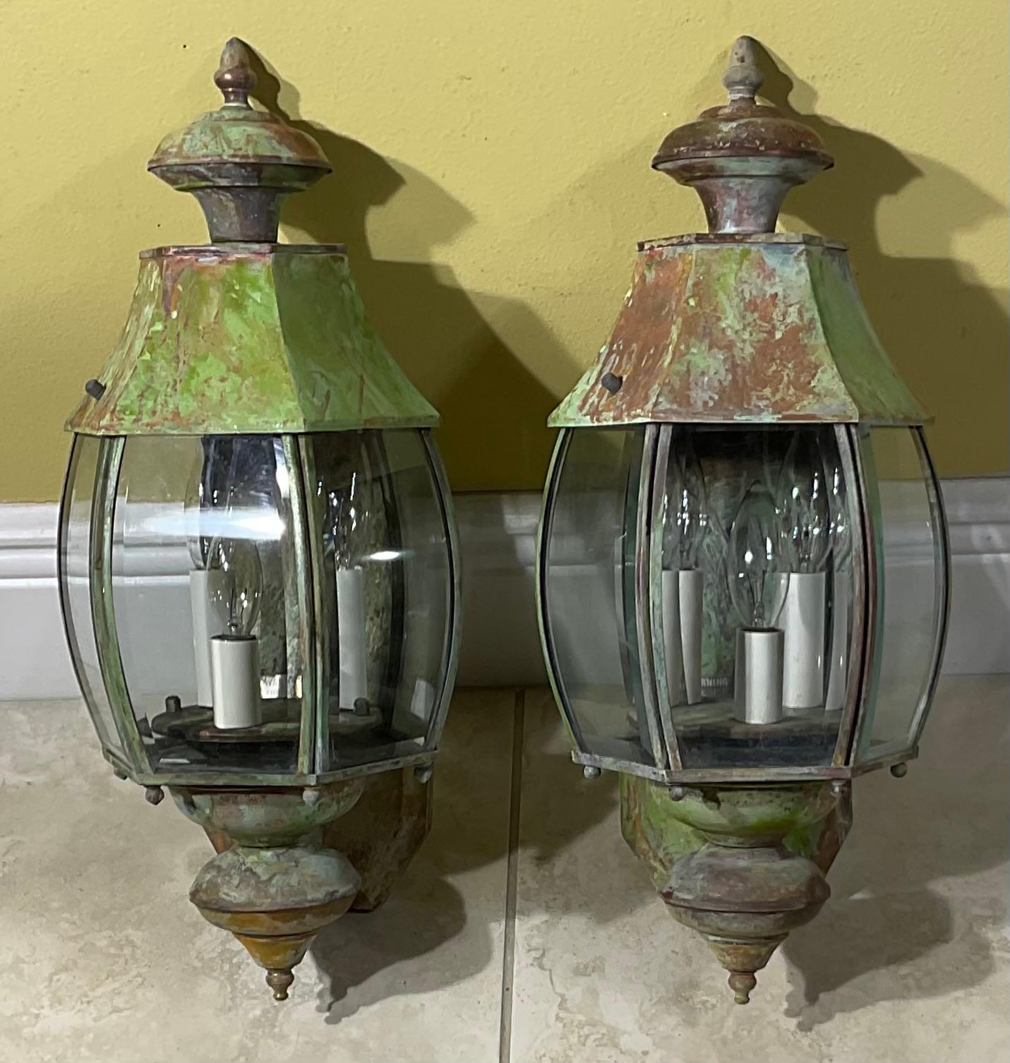 Elegante Par de Pared de Latón Vintage  Linternas en venta 6