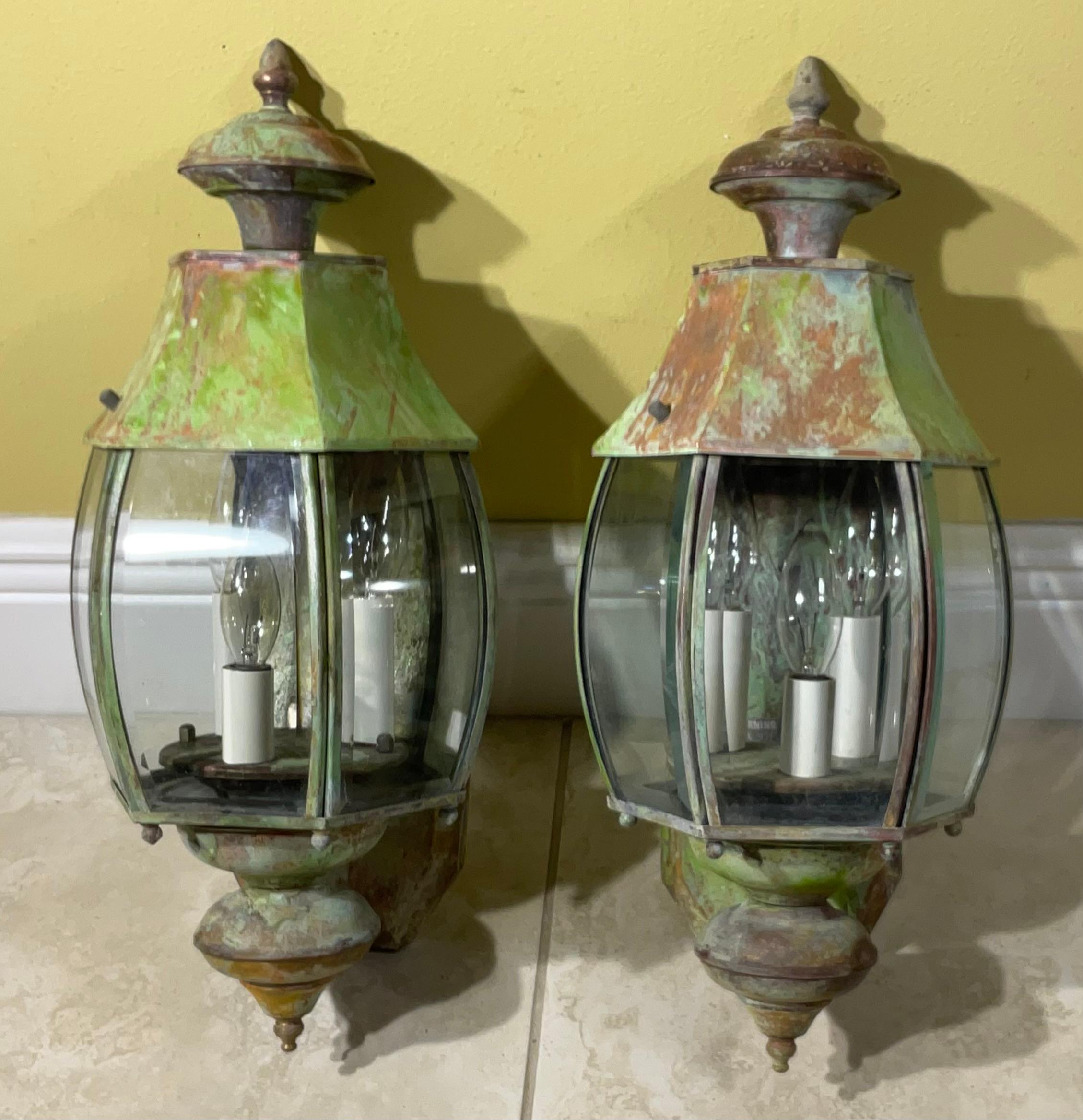 Elegante Par de Pared de Latón Vintage  Linternas en venta 7