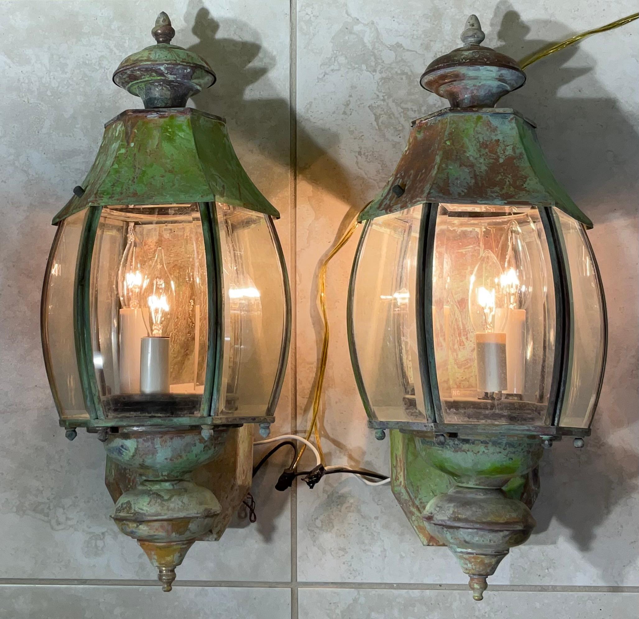 auténticos faroles vintage de latón macizo, meticulosamente elaborados con un distintivo diseño de inspiración georgiana. No son sólo luces; son piezas de historia, listas para añadir un carácter y un encanto incomparables a tu propiedad.
Aunque es