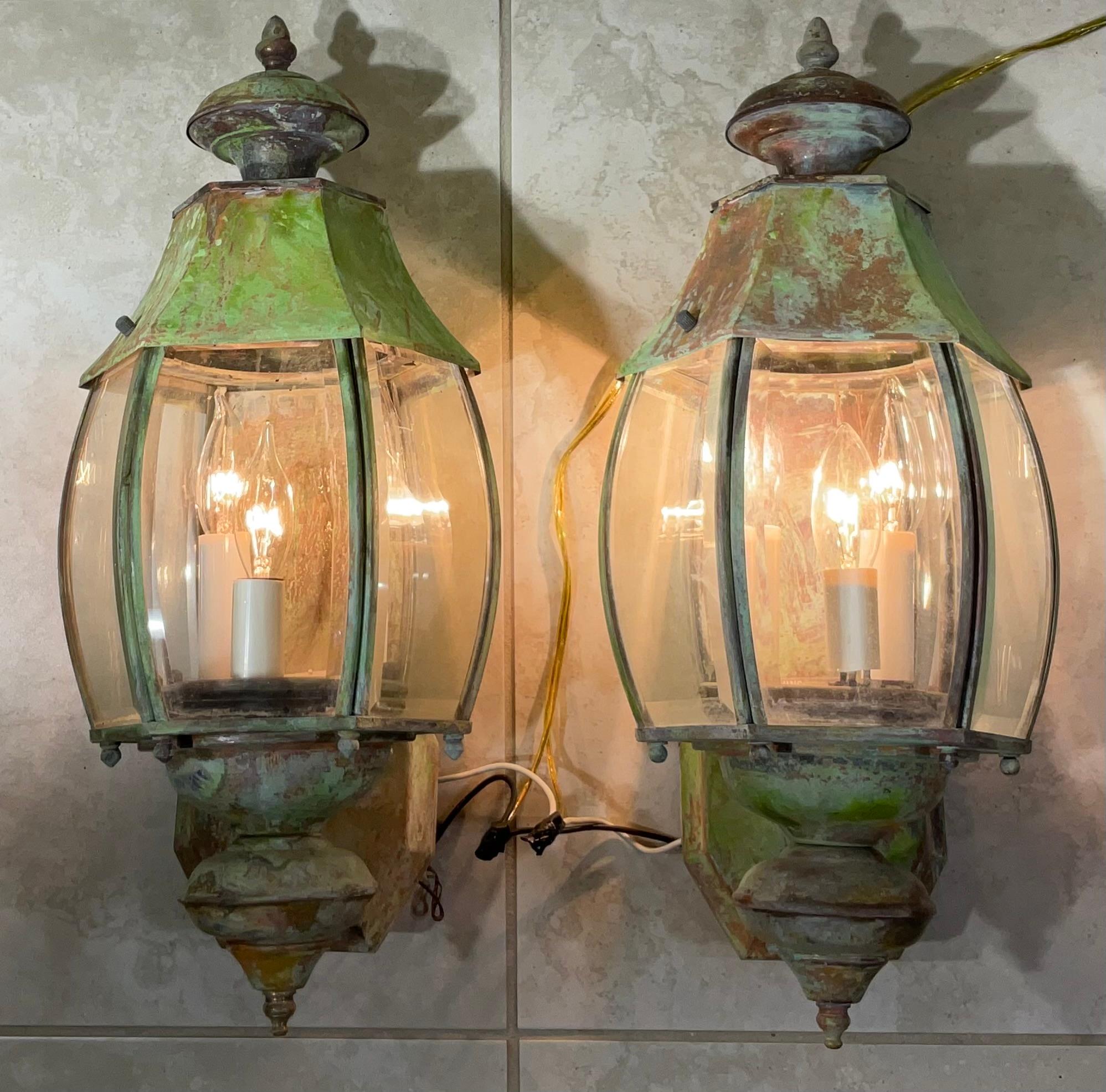Elegante Par de Pared de Latón Vintage  Linternas Estadounidense en venta