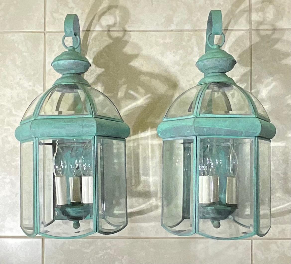 Hand-Crafted Elegant Pair of Vintage Brass Wall  Lanterns For Sale