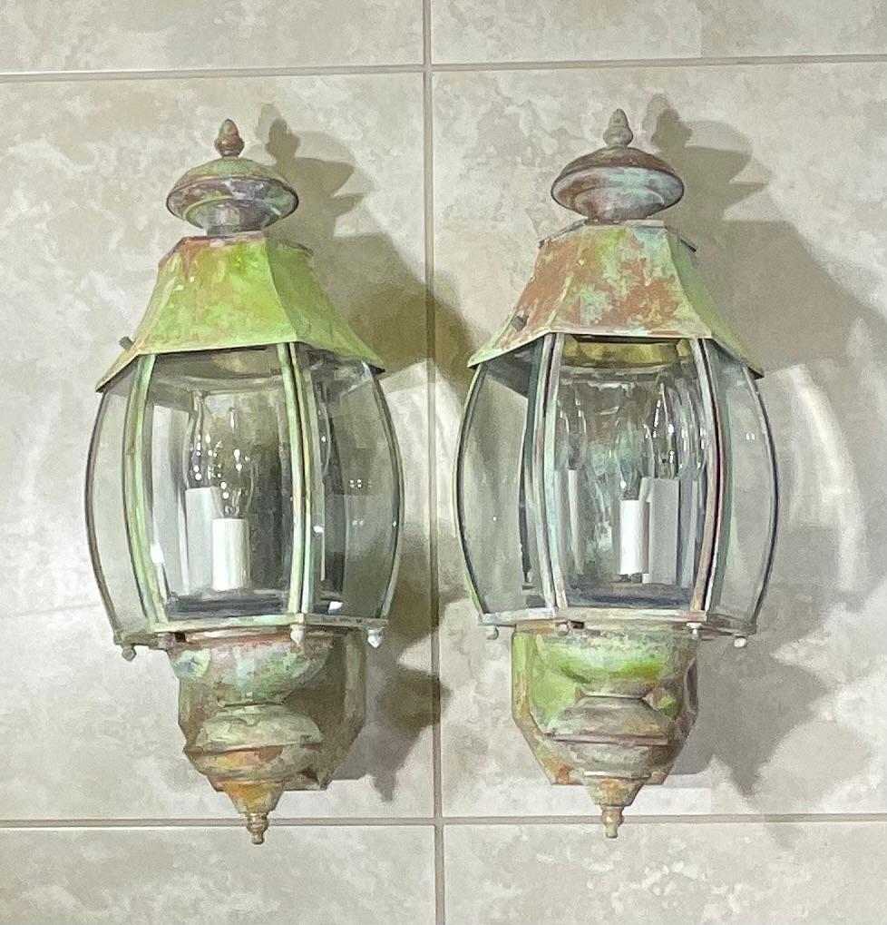 Elegante Par de Pared de Latón Vintage  Linternas en Bueno estado para la venta en Delray Beach, FL