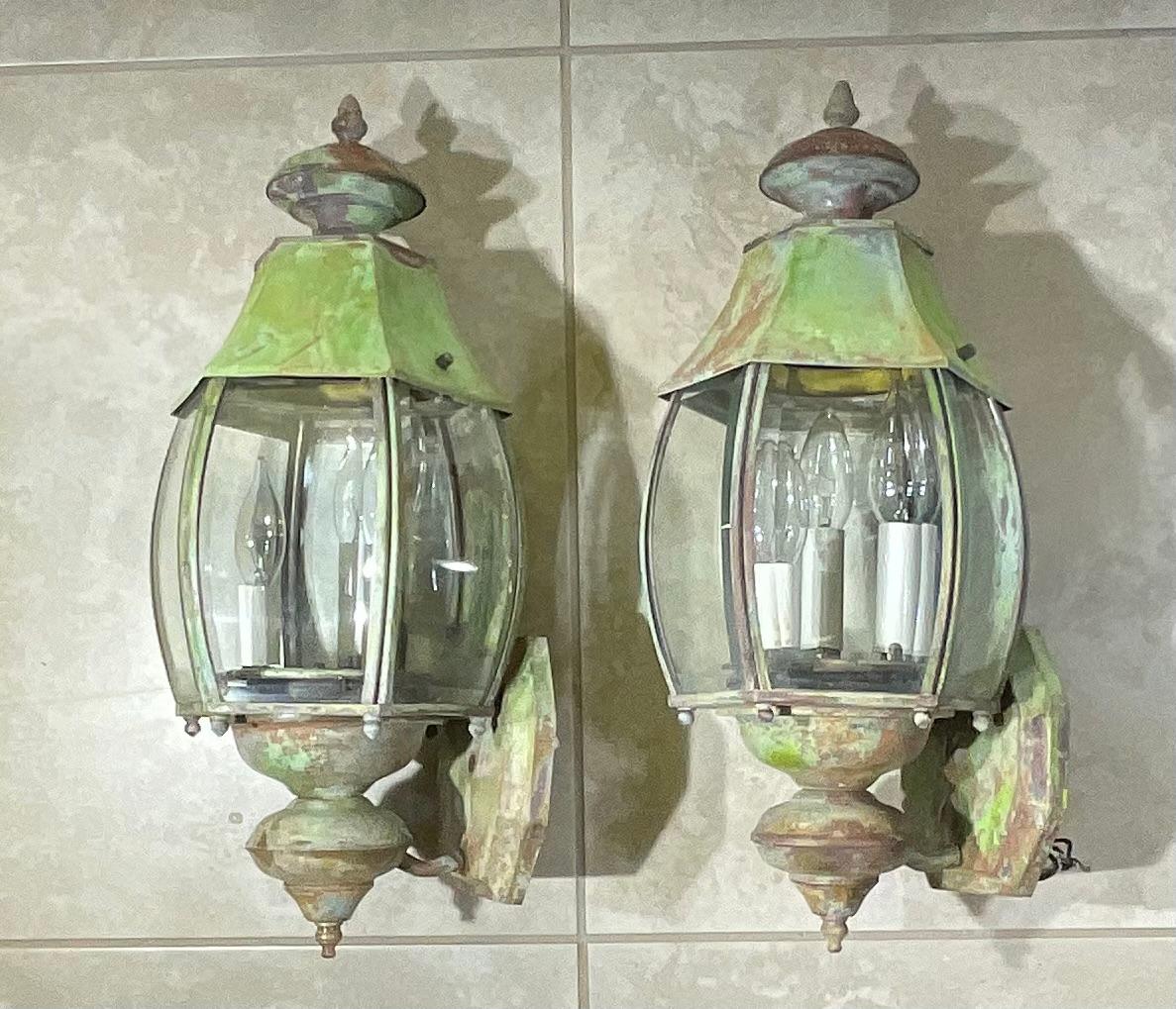 Elegante Par de Pared de Latón Vintage  Linternas siglo XX en venta