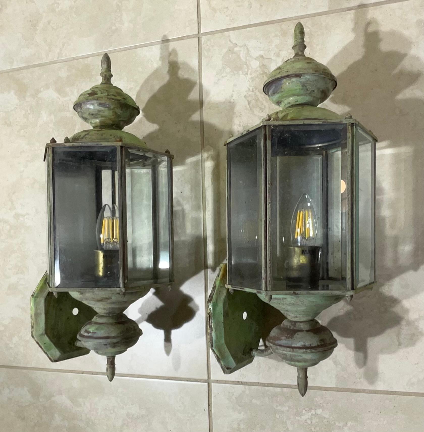 20ième siècle Elegance Paire d'appliques murales en laiton vintage  Lanternes en vente