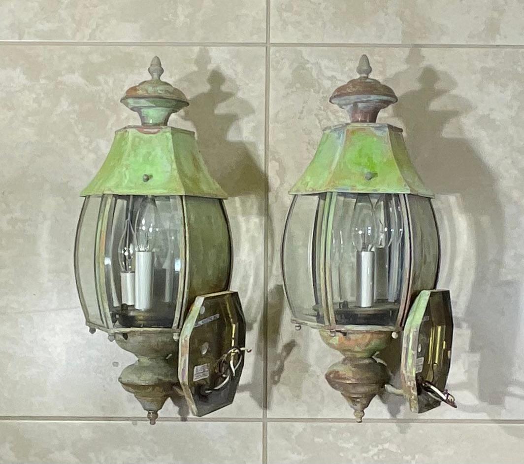 Elegante Par de Pared de Latón Vintage  Linternas en venta 1